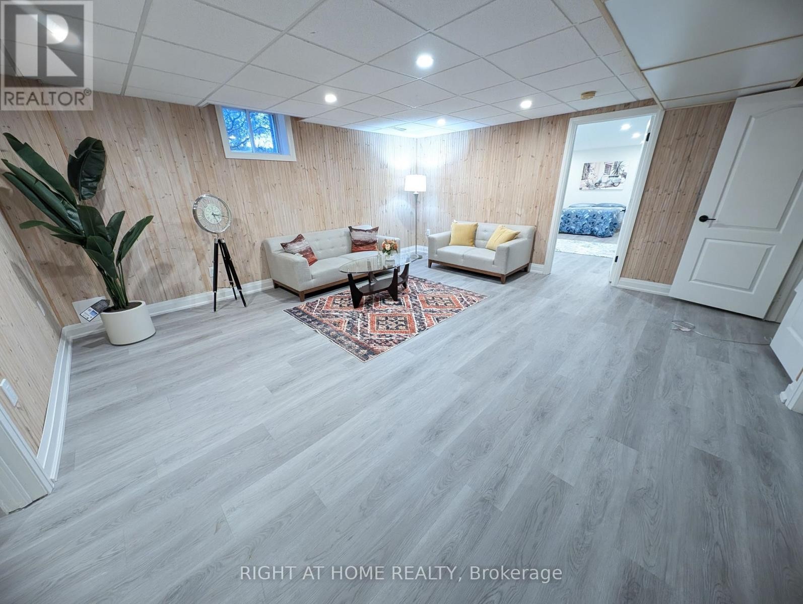 












16 IMPERIAL CROWN LANE

,
Barrie (Innis-Shore),




Ontario
L4N0T4

