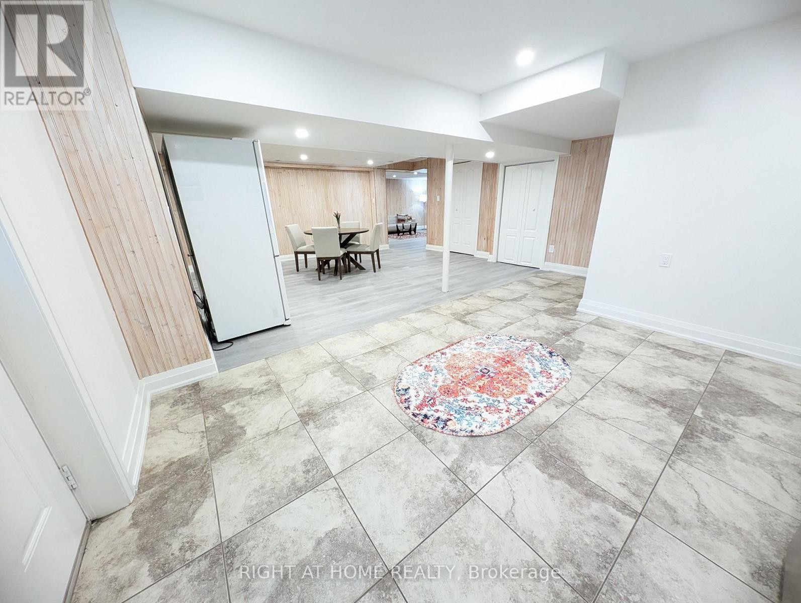 












16 IMPERIAL CROWN LANE

,
Barrie (Innis-Shore),




Ontario
L4N0T4

