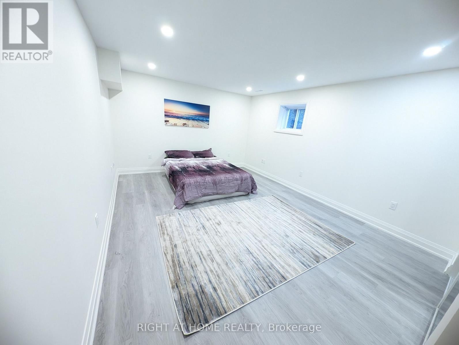 












16 IMPERIAL CROWN LANE

,
Barrie (Innis-Shore),




Ontario
L4N0T4

