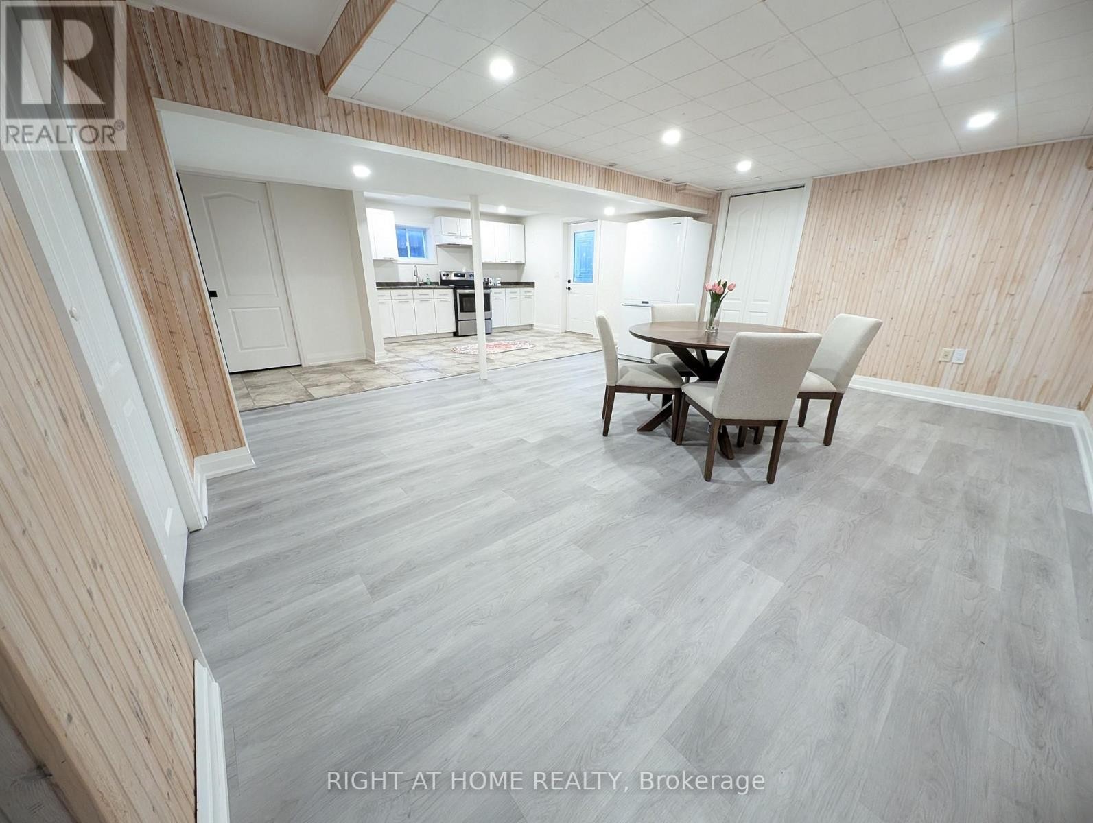 












16 IMPERIAL CROWN LANE

,
Barrie (Innis-Shore),




Ontario
L4N0T4

