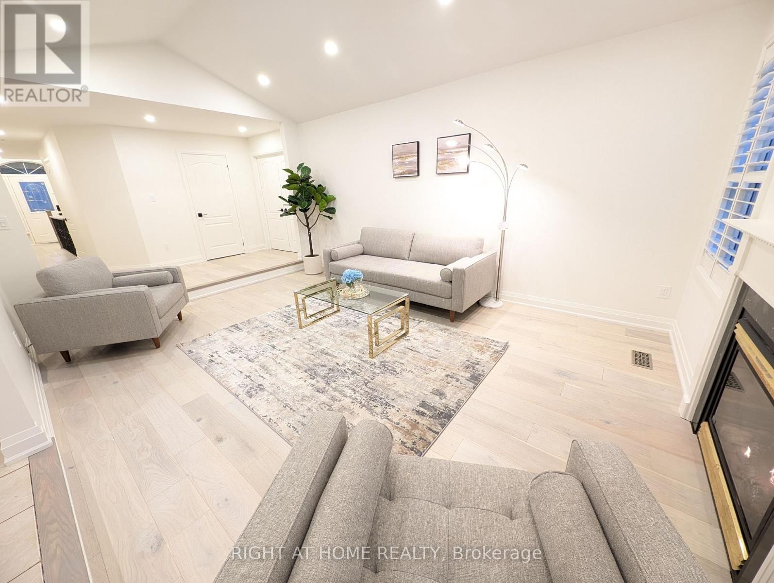 












16 IMPERIAL CROWN LANE

,
Barrie (Innis-Shore),




Ontario
L4N0T4

