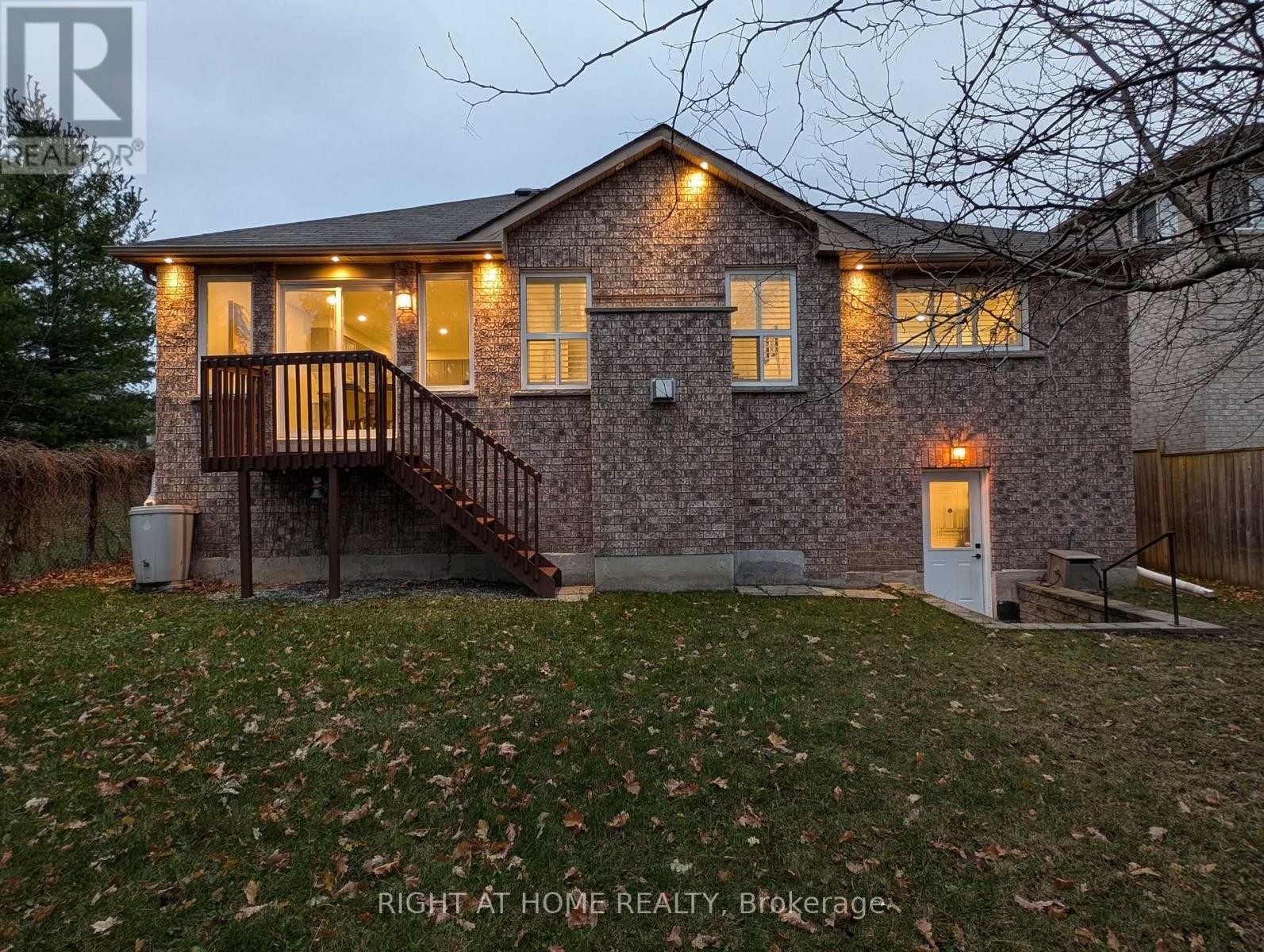 












16 IMPERIAL CROWN LANE

,
Barrie (Innis-Shore),




Ontario
L4N0T4

