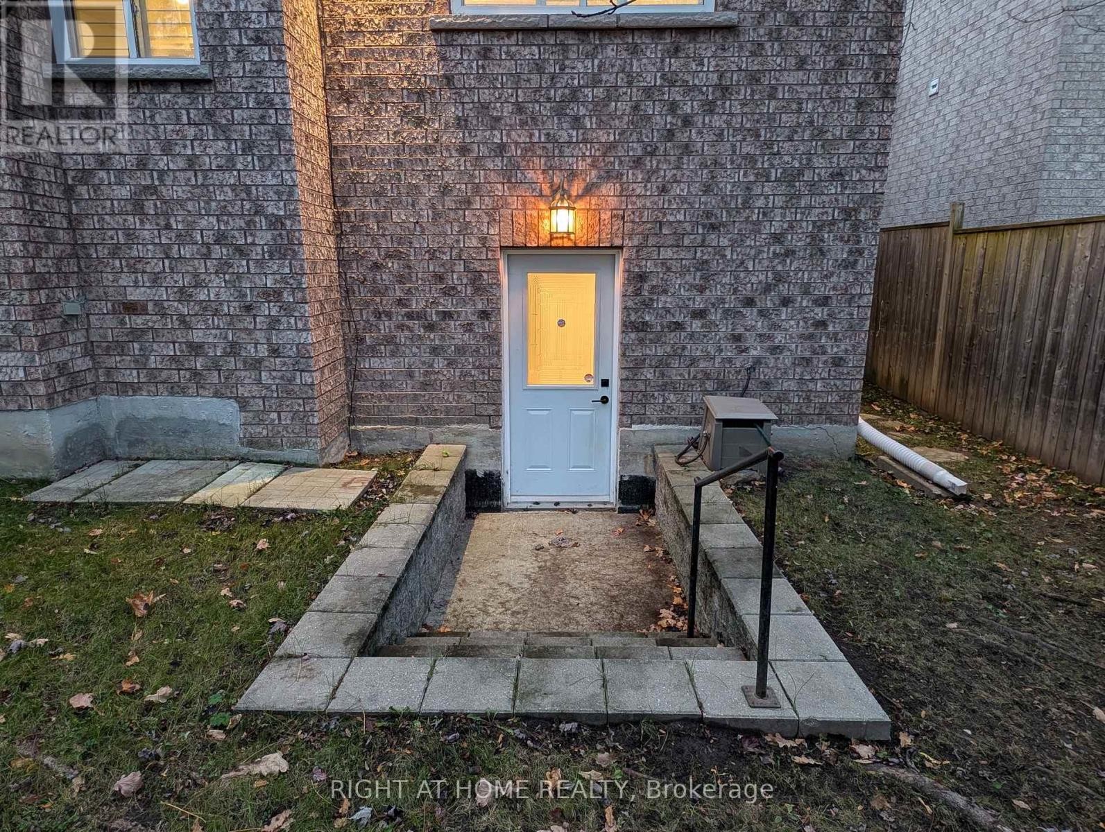 












16 IMPERIAL CROWN LANE

,
Barrie (Innis-Shore),




Ontario
L4N0T4

