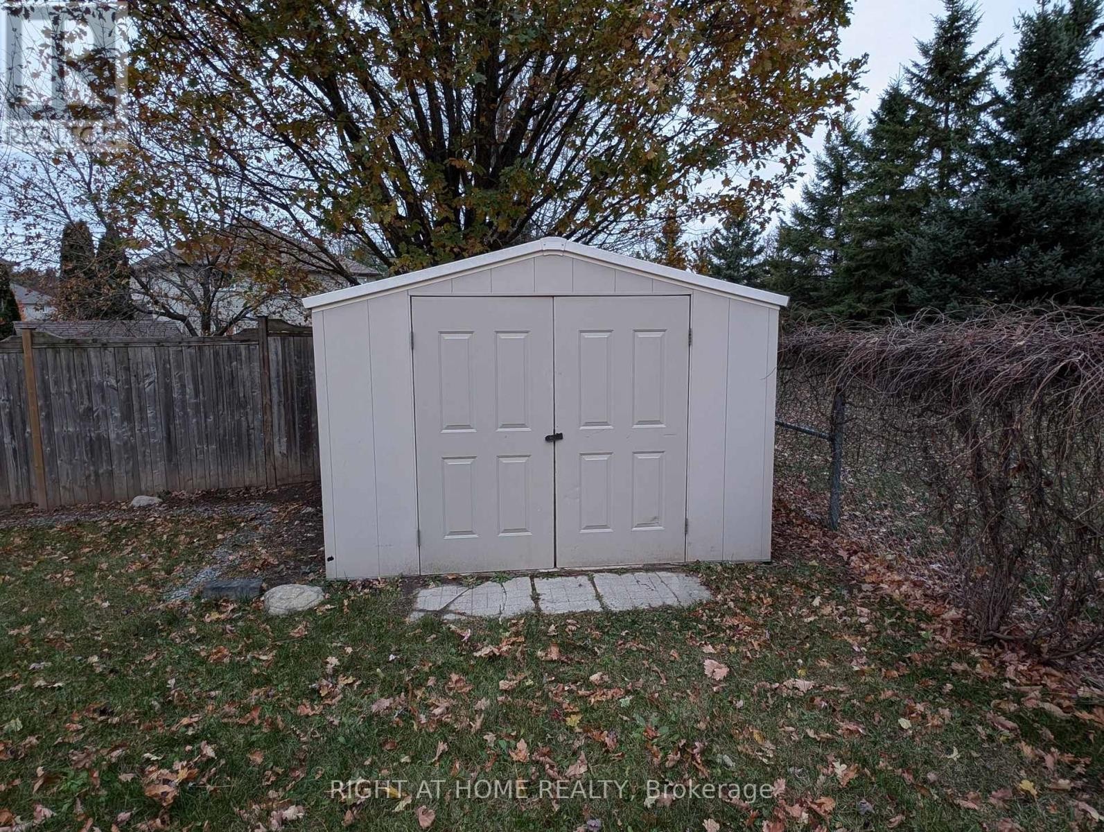 












16 IMPERIAL CROWN LANE

,
Barrie (Innis-Shore),




Ontario
L4N0T4

