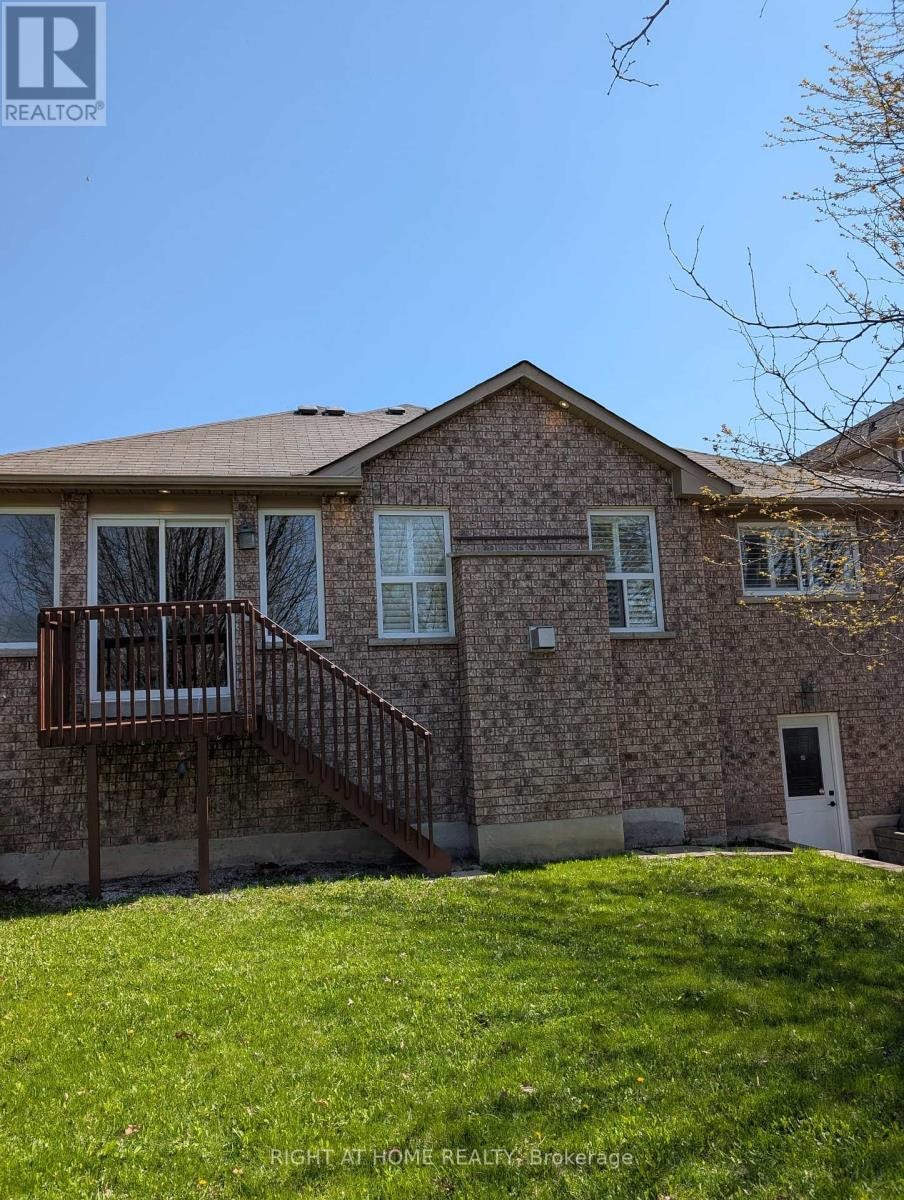 












16 IMPERIAL CROWN LANE

,
Barrie (Innis-Shore),




Ontario
L4N0T4

