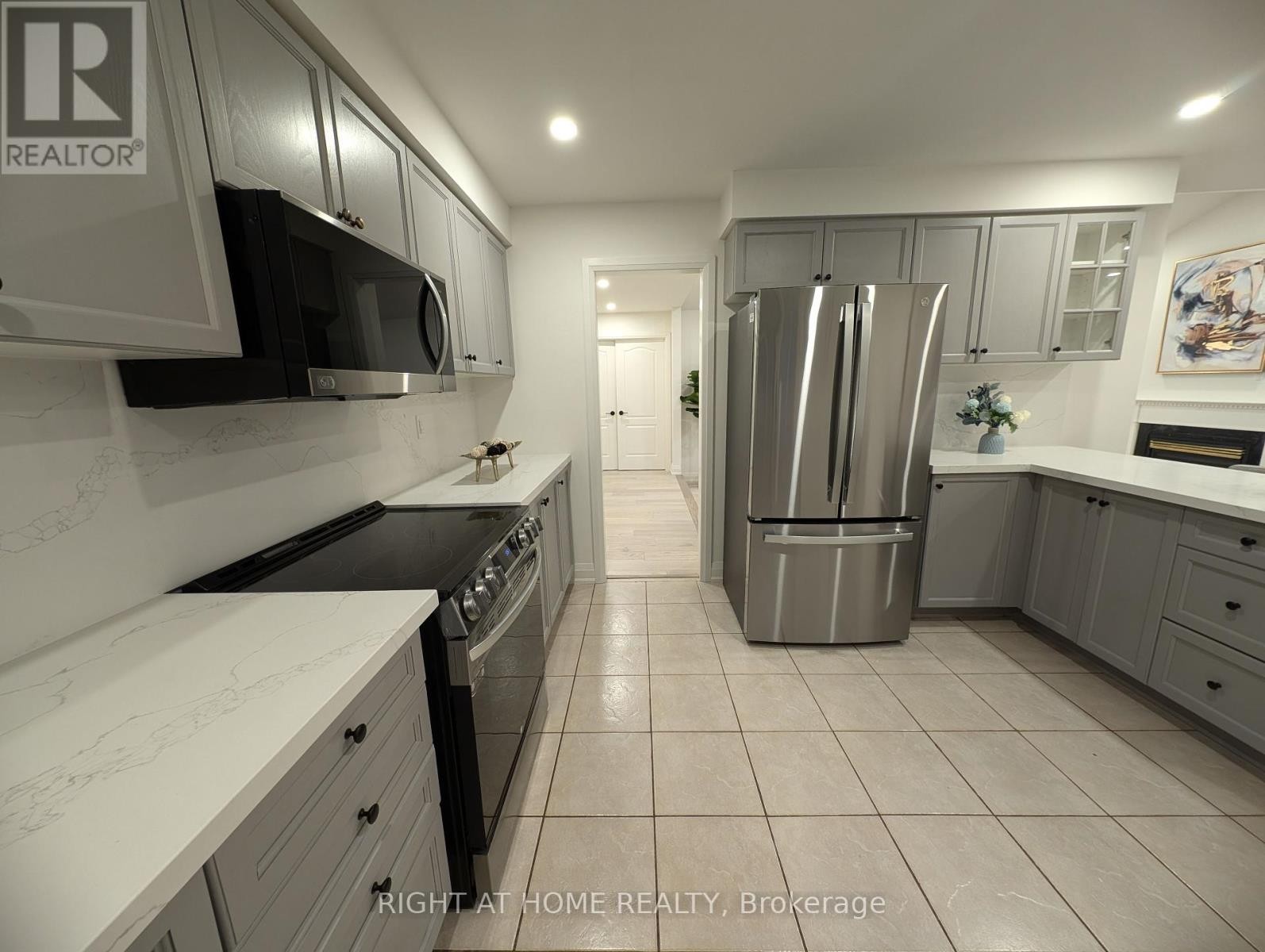 












16 IMPERIAL CROWN LANE

,
Barrie (Innis-Shore),




Ontario
L4N0T4

