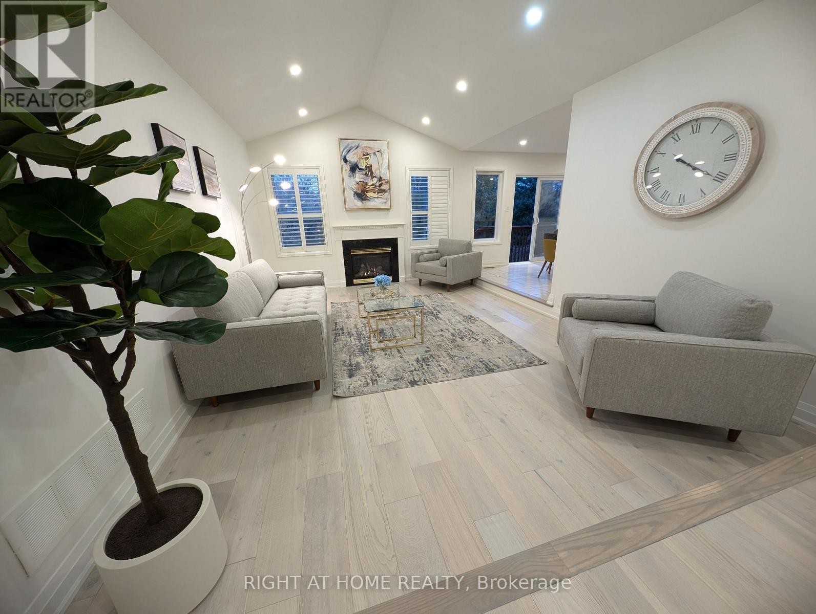












16 IMPERIAL CROWN LANE

,
Barrie (Innis-Shore),




Ontario
L4N0T4

