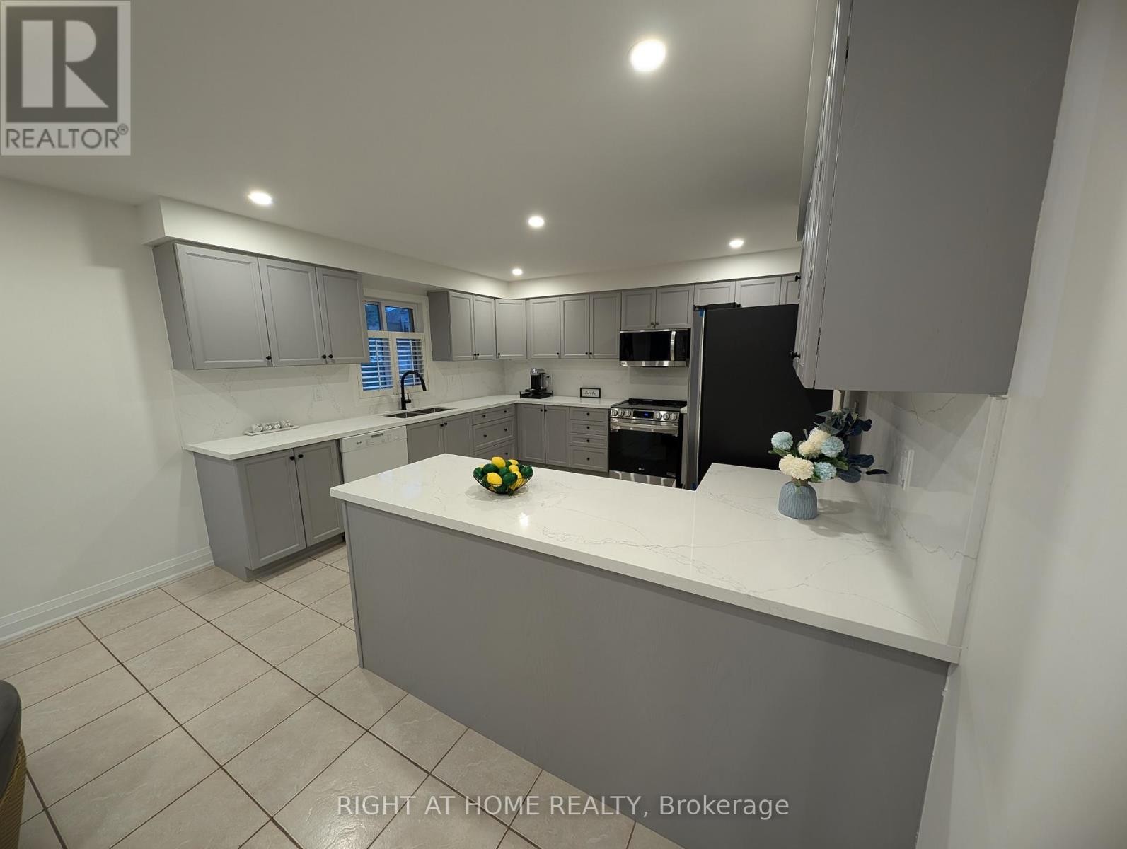












16 IMPERIAL CROWN LANE

,
Barrie (Innis-Shore),




Ontario
L4N0T4

