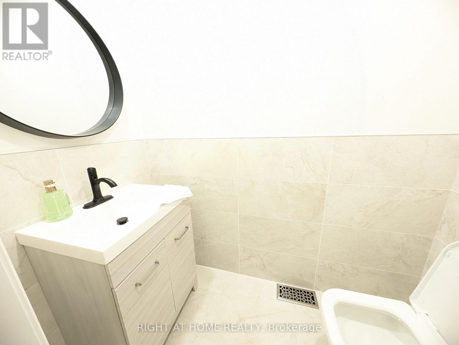 












16 IMPERIAL CROWN LANE

,
Barrie (Innis-Shore),




Ontario
L4N0T4

