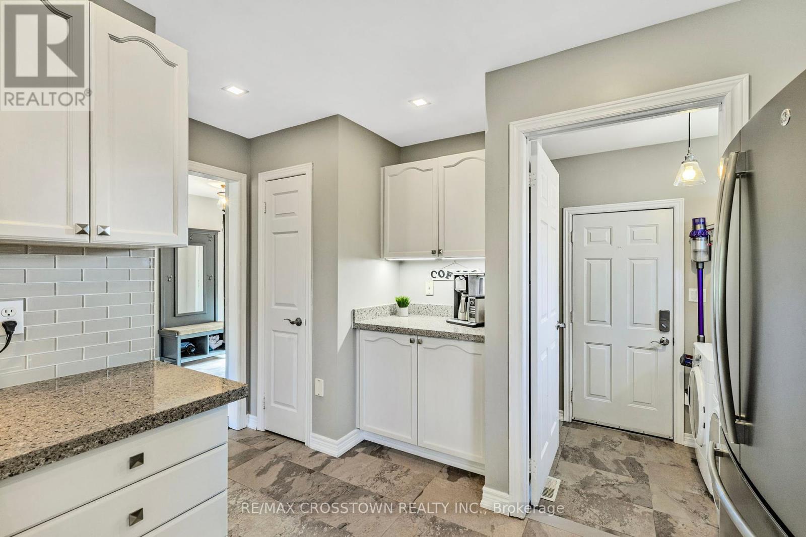 












40 COUNTRY LANE

,
Barrie (Painswick South),




Ontario
L4N0E8

