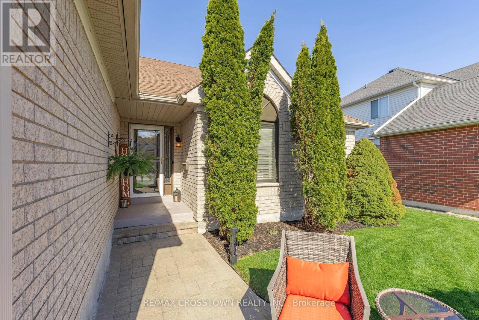 












40 COUNTRY LANE

,
Barrie (Painswick South),




Ontario
L4N0E8

