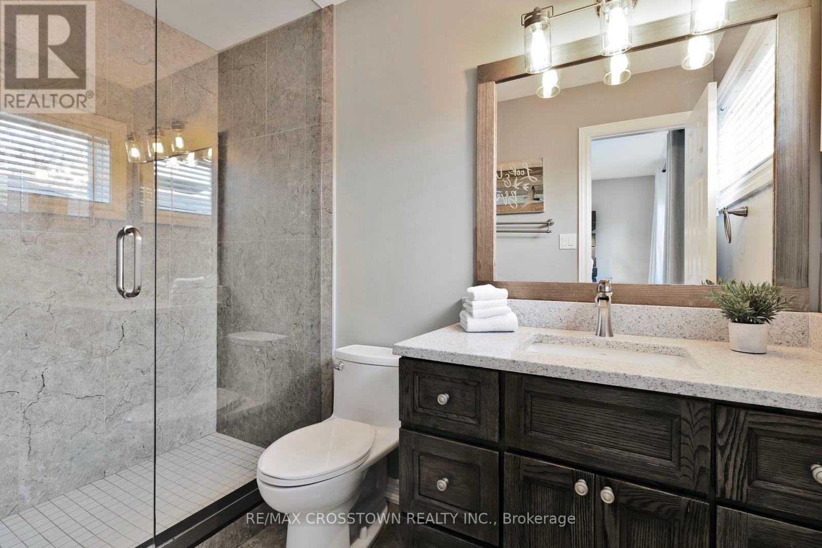 












40 COUNTRY LANE

,
Barrie (Painswick South),




Ontario
L4N0E8

