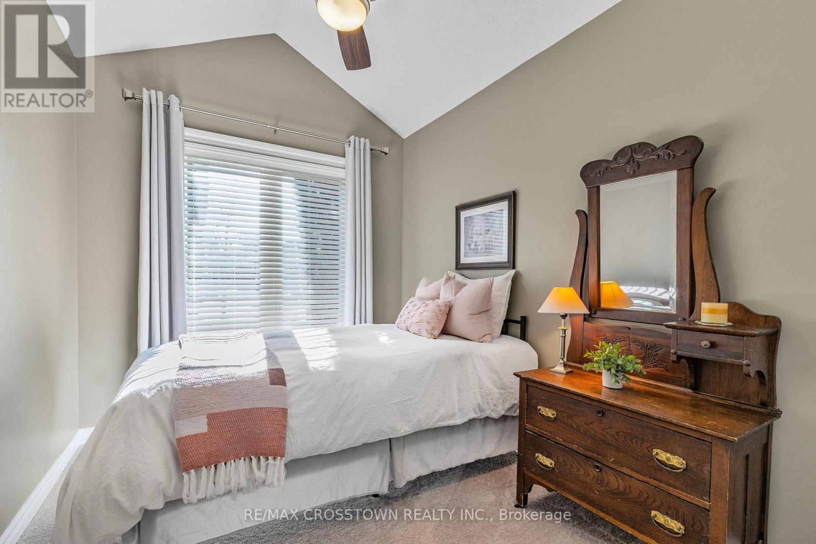 












40 COUNTRY LANE

,
Barrie (Painswick South),




Ontario
L4N0E8


