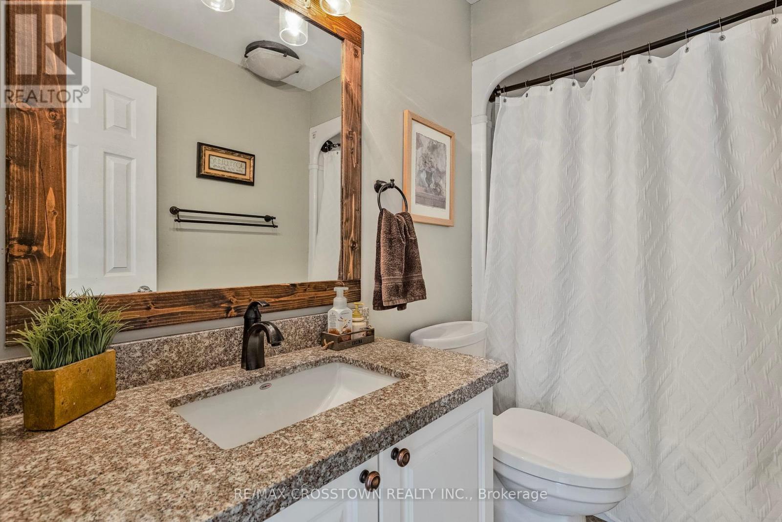 












40 COUNTRY LANE

,
Barrie (Painswick South),




Ontario
L4N0E8

