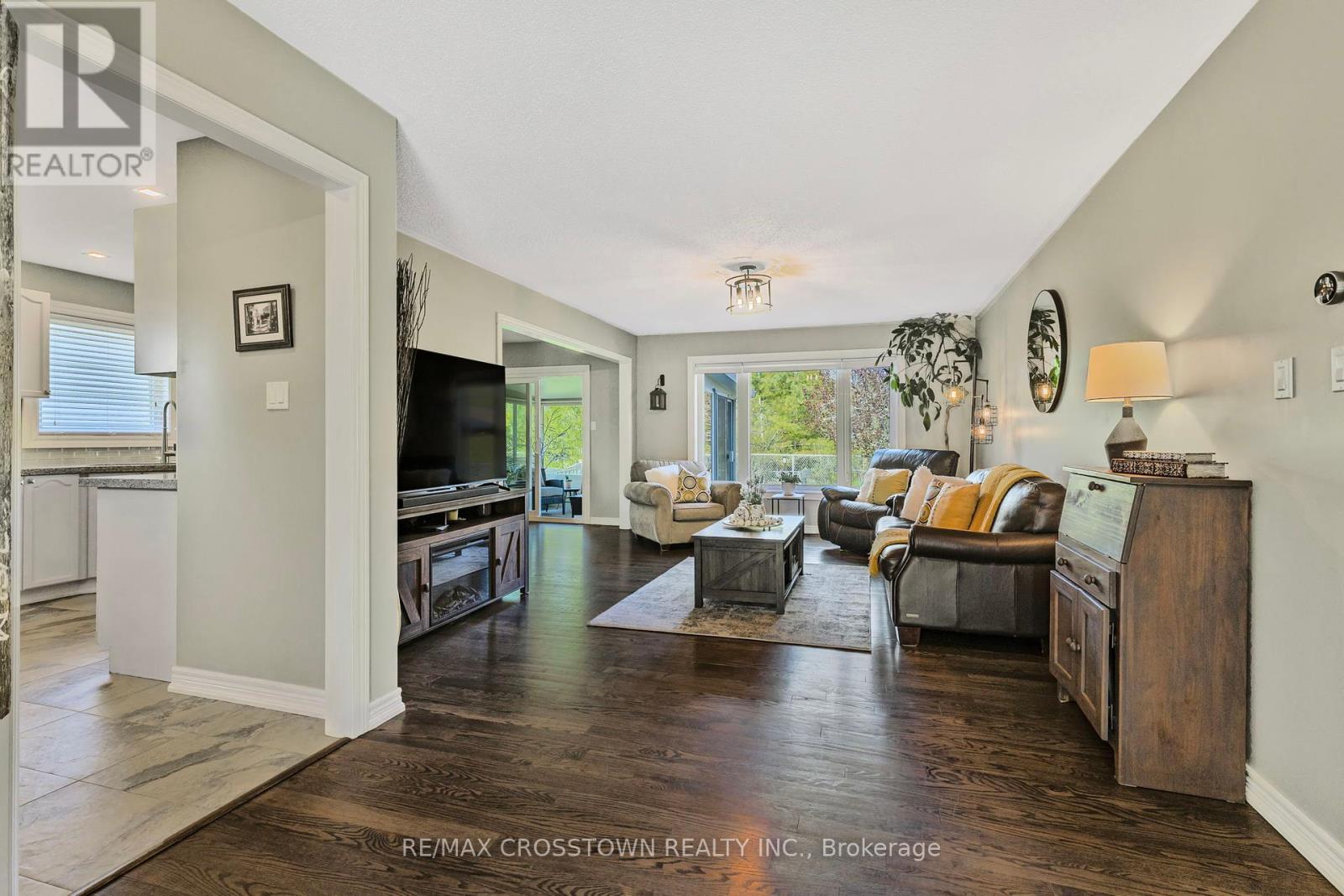 












40 COUNTRY LANE

,
Barrie (Painswick South),




Ontario
L4N0E8

