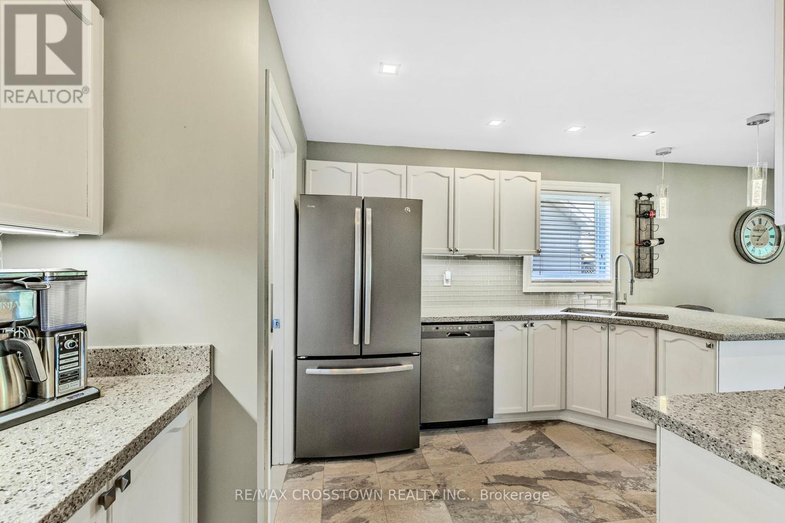 












40 COUNTRY LANE

,
Barrie (Painswick South),




Ontario
L4N0E8

