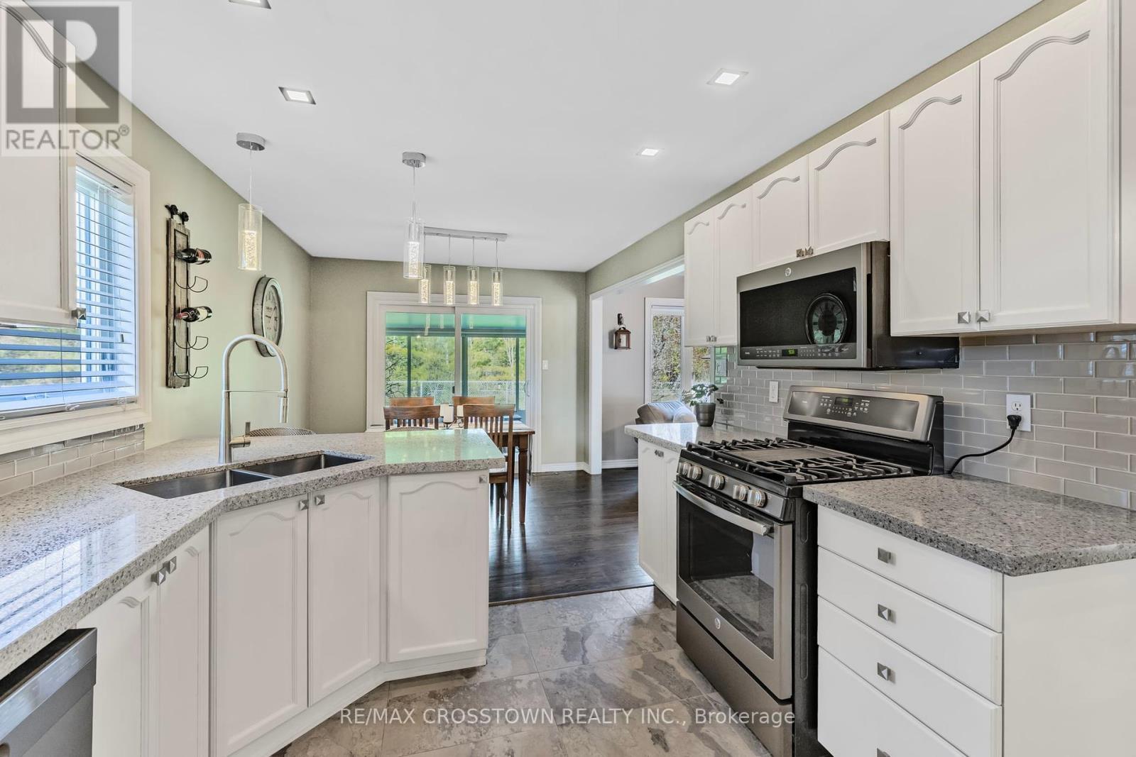












40 COUNTRY LANE

,
Barrie (Painswick South),




Ontario
L4N0E8

