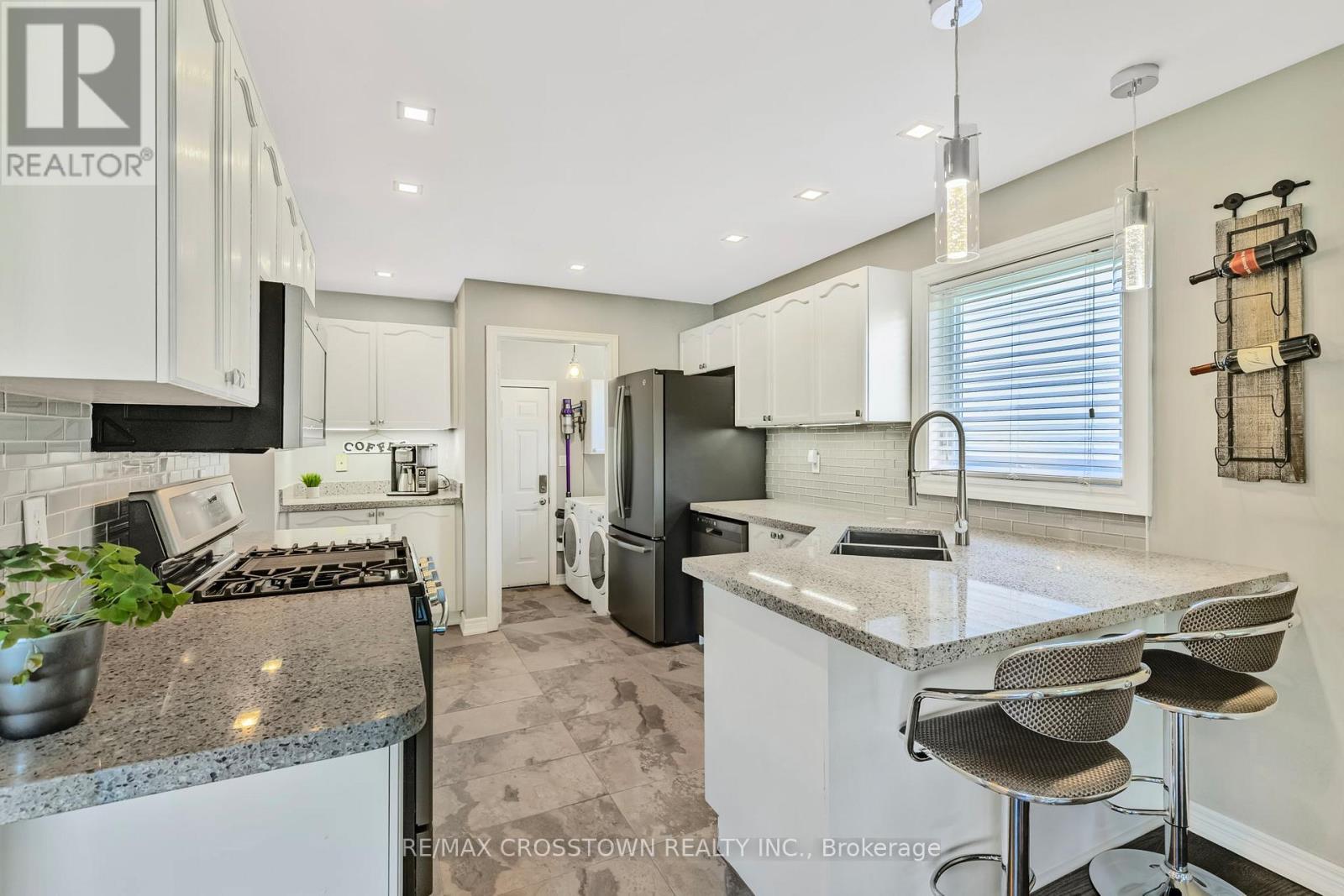 












40 COUNTRY LANE

,
Barrie (Painswick South),




Ontario
L4N0E8

