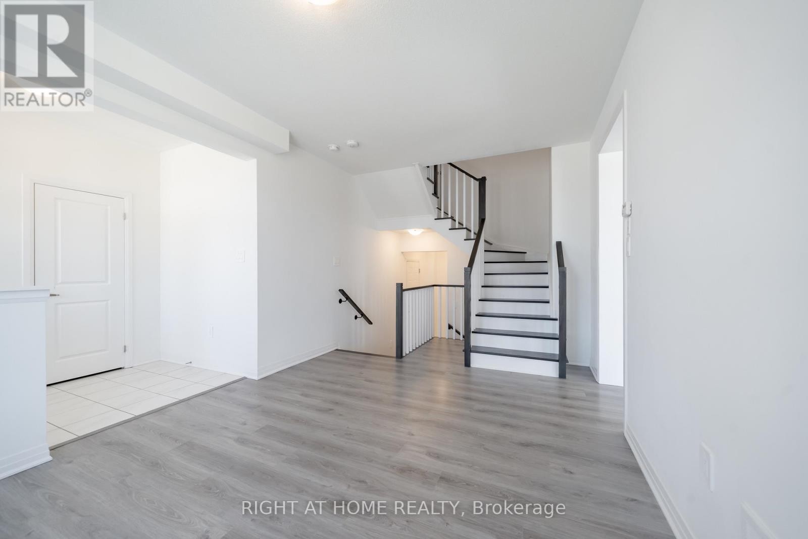 












42 COPPERHILL HEIGHTS

,
Barrie,




Ontario
L9J0K6

