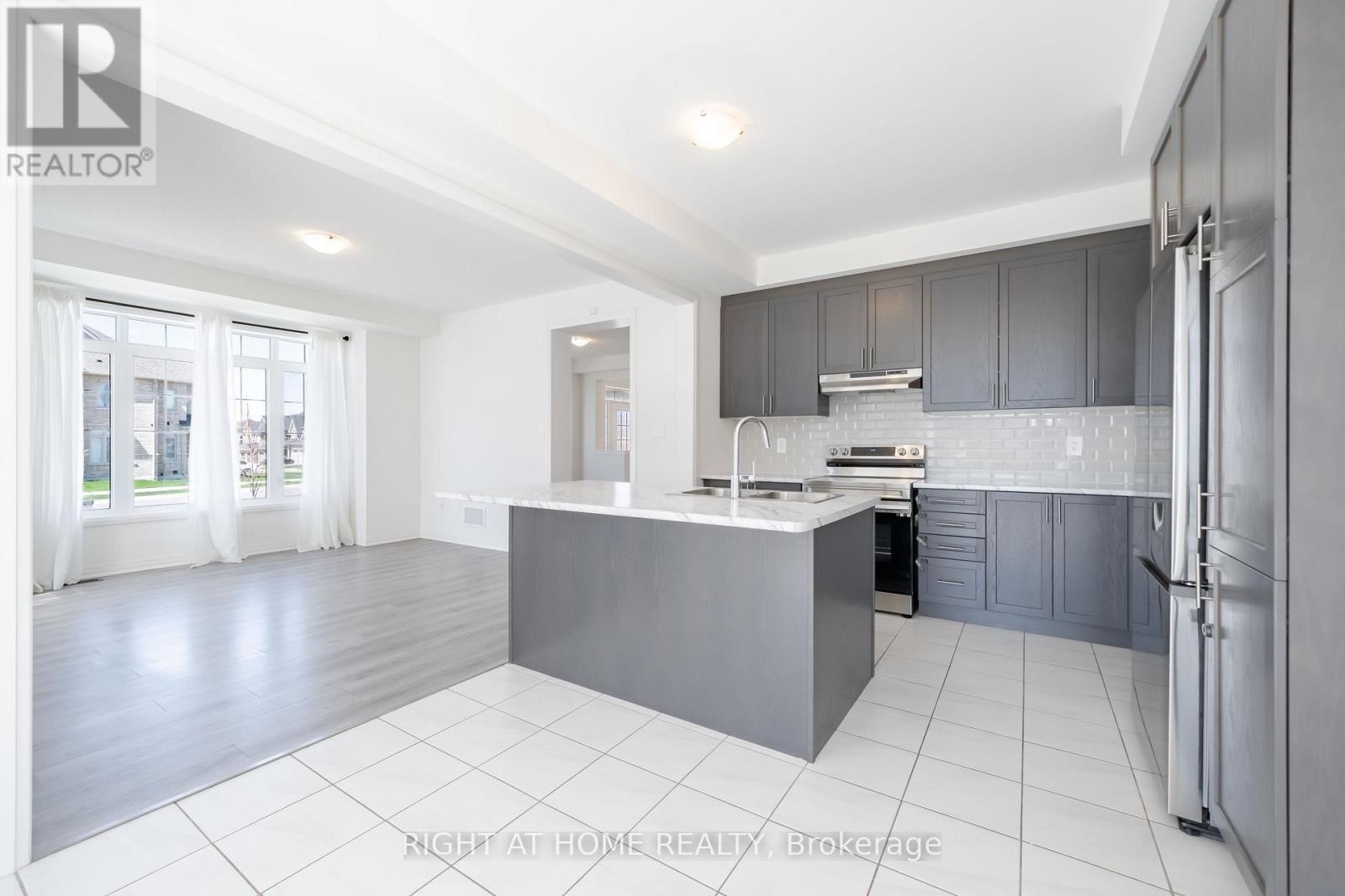 












42 COPPERHILL HEIGHTS

,
Barrie,




Ontario
L9J0K6

