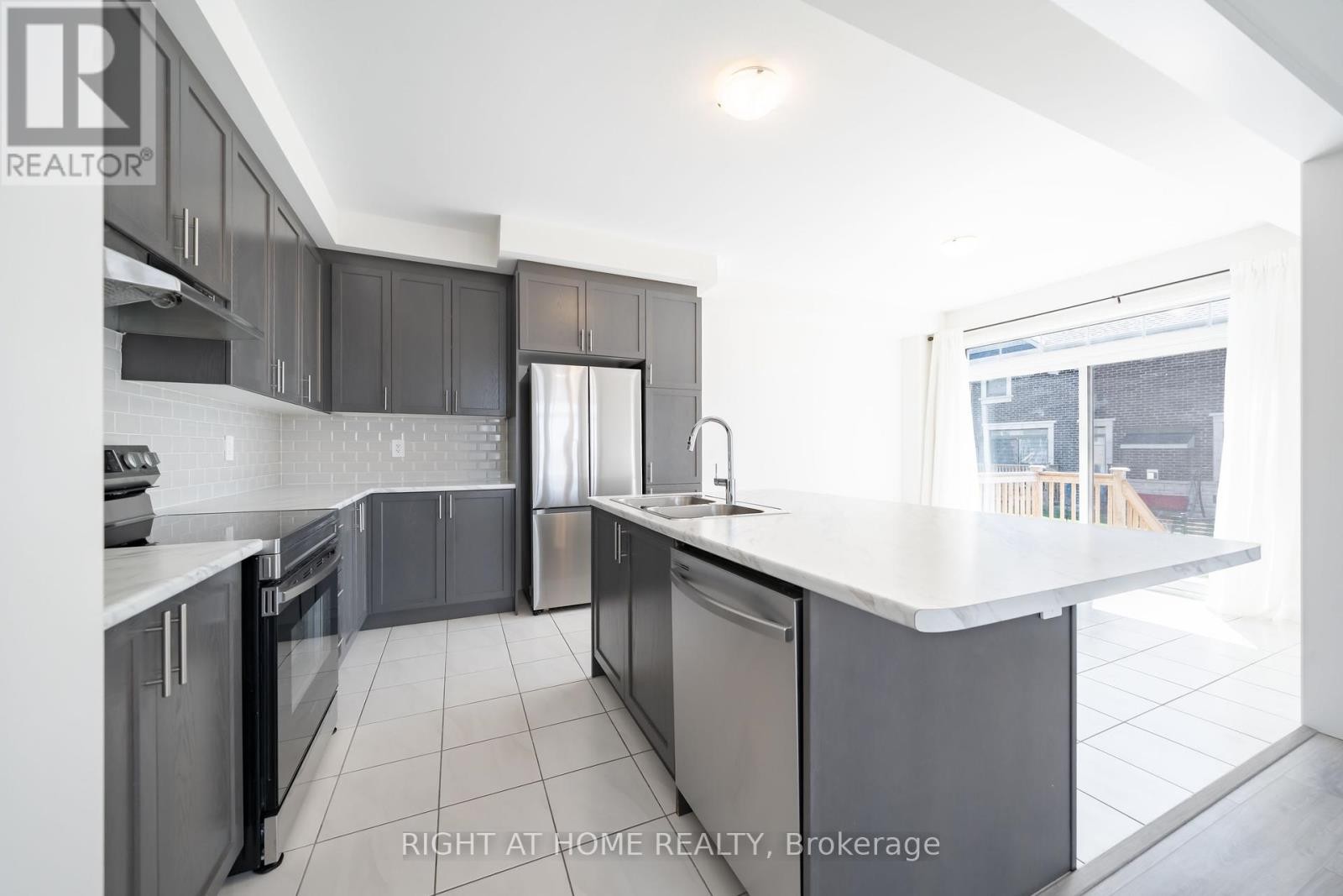 












42 COPPERHILL HEIGHTS

,
Barrie,




Ontario
L9J0K6

