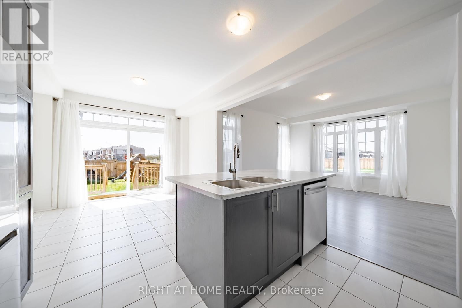 












42 COPPERHILL HEIGHTS

,
Barrie,




Ontario
L9J0K6

