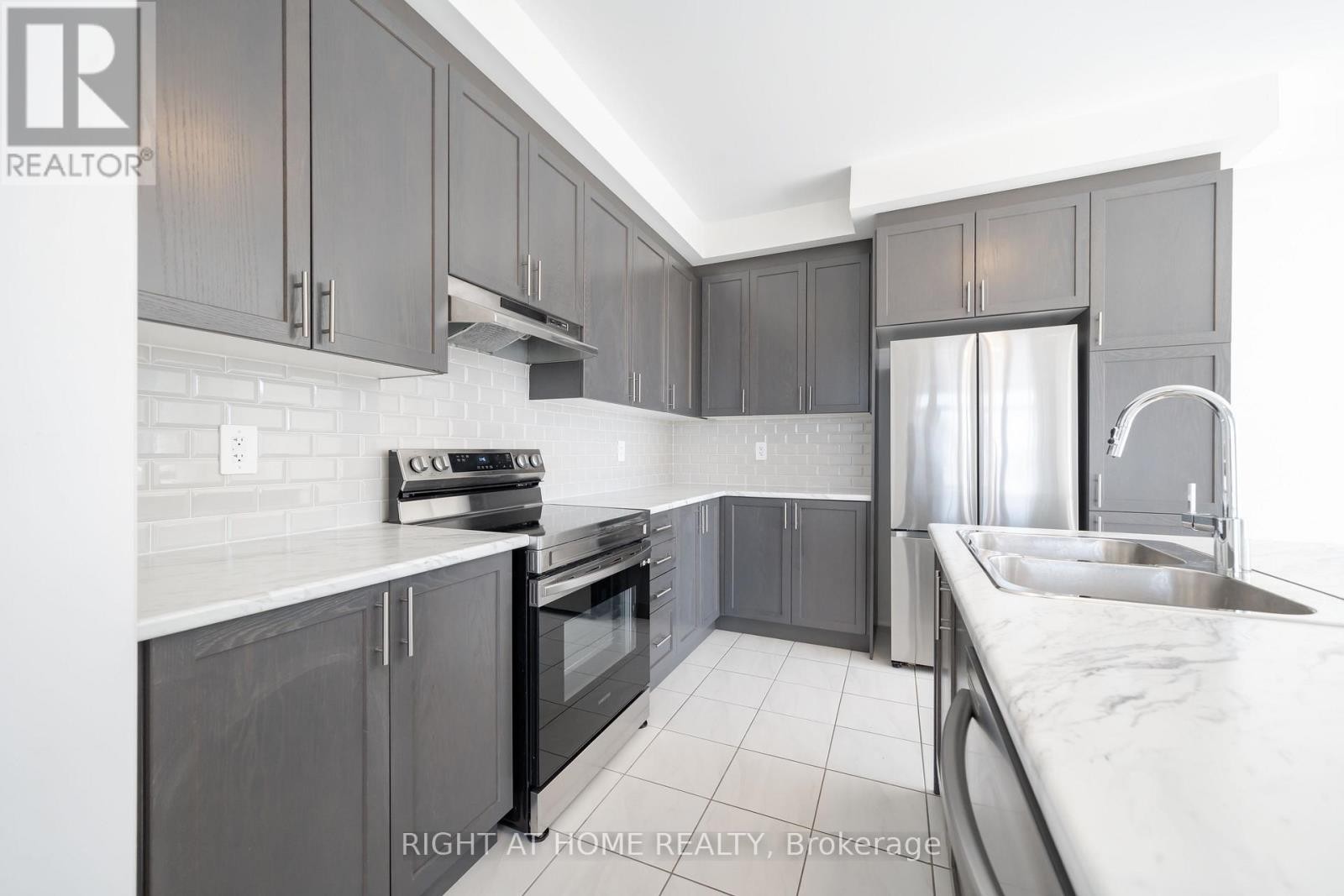 












42 COPPERHILL HEIGHTS

,
Barrie,




Ontario
L9J0K6

