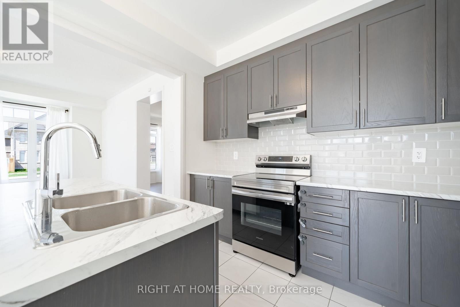 












42 COPPERHILL HEIGHTS

,
Barrie,




Ontario
L9J0K6

