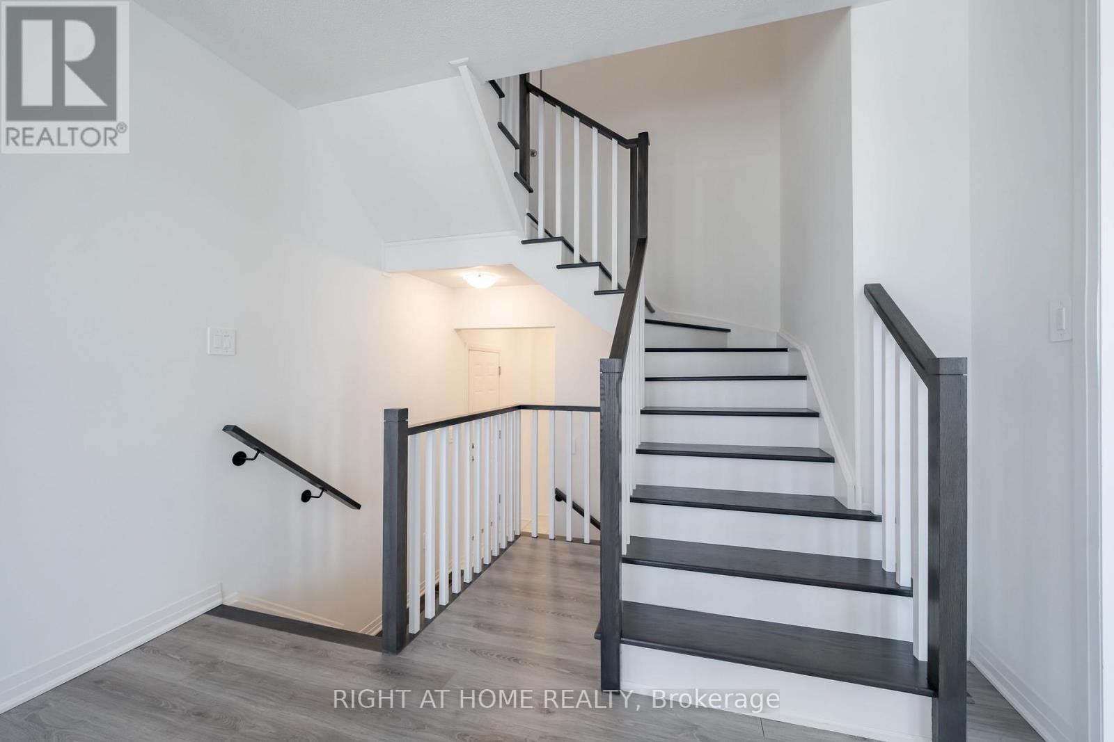 












42 COPPERHILL HEIGHTS

,
Barrie,




Ontario
L9J0K6


