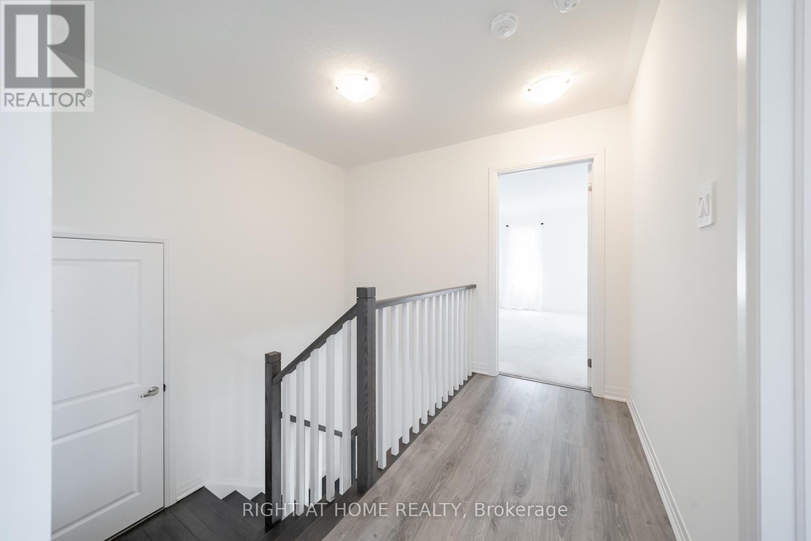 












42 COPPERHILL HEIGHTS

,
Barrie,




Ontario
L9J0K6

