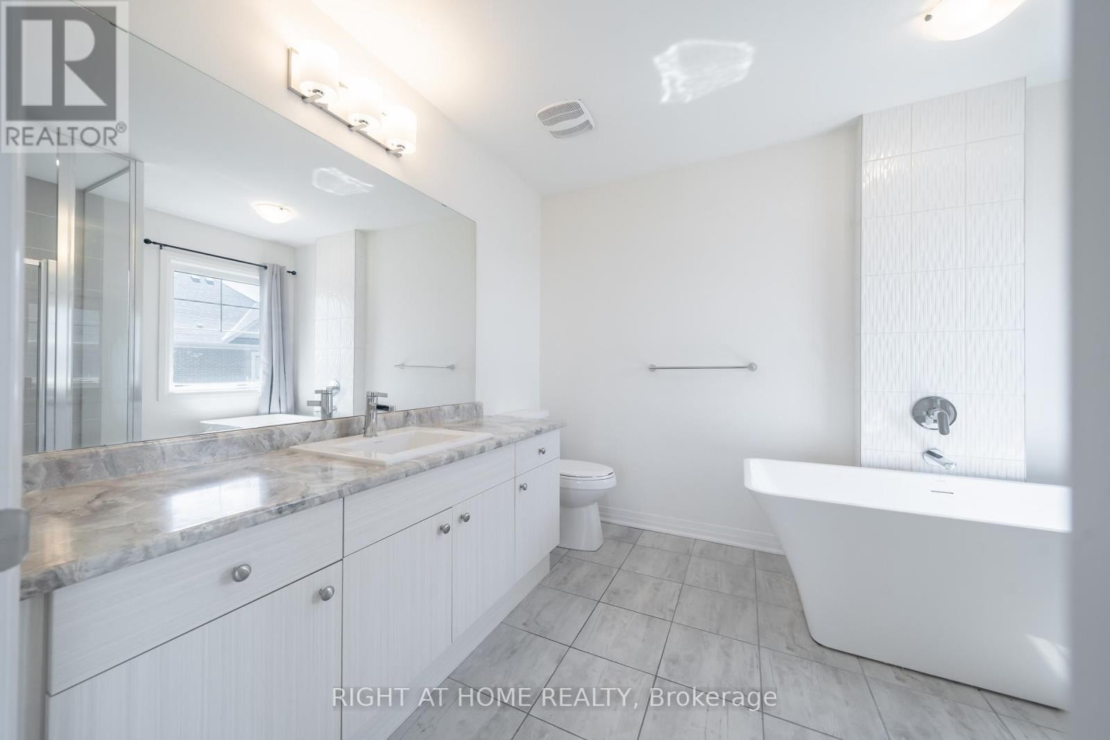 












42 COPPERHILL HEIGHTS

,
Barrie,




Ontario
L9J0K6


