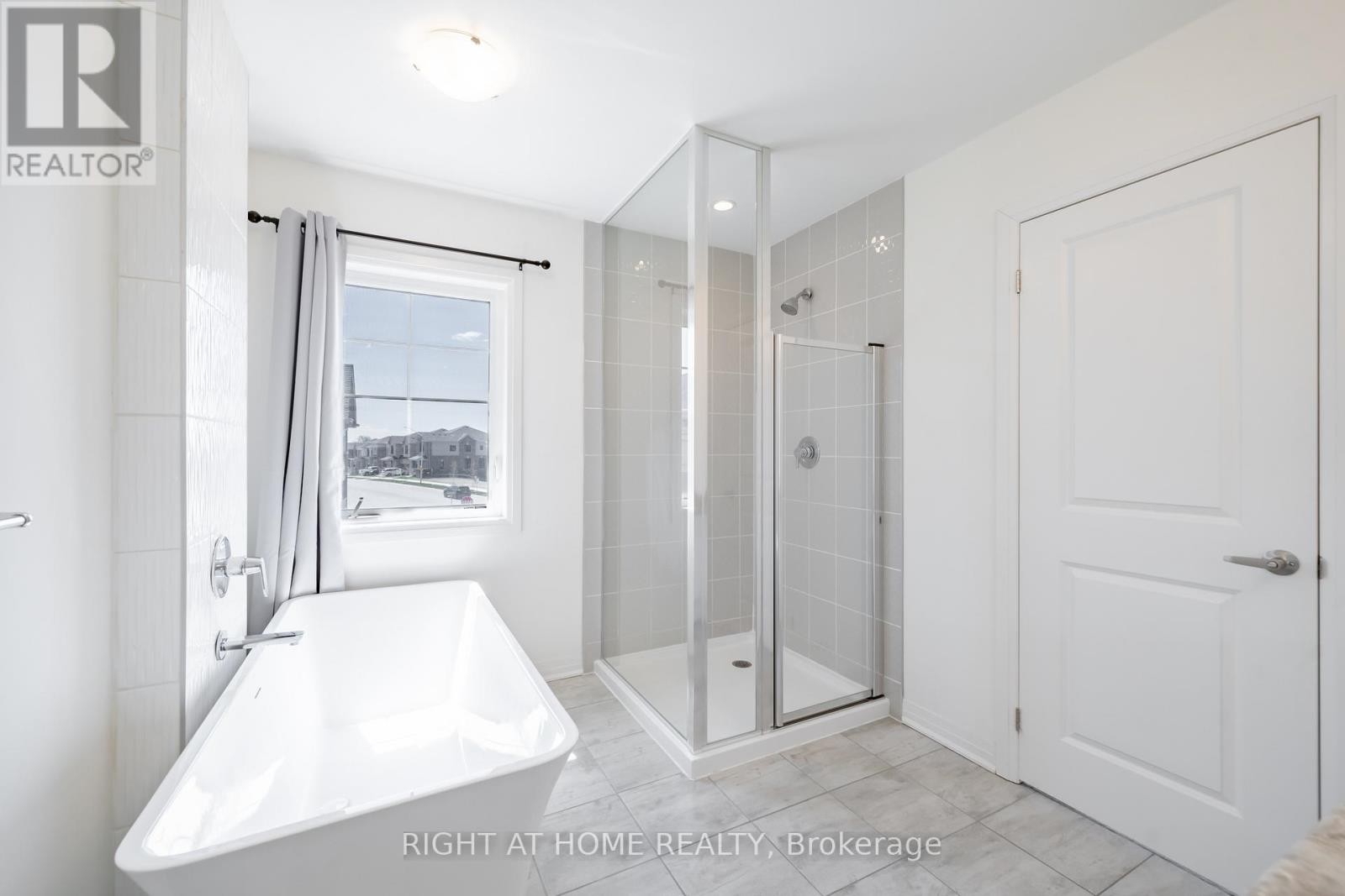












42 COPPERHILL HEIGHTS

,
Barrie,




Ontario
L9J0K6

