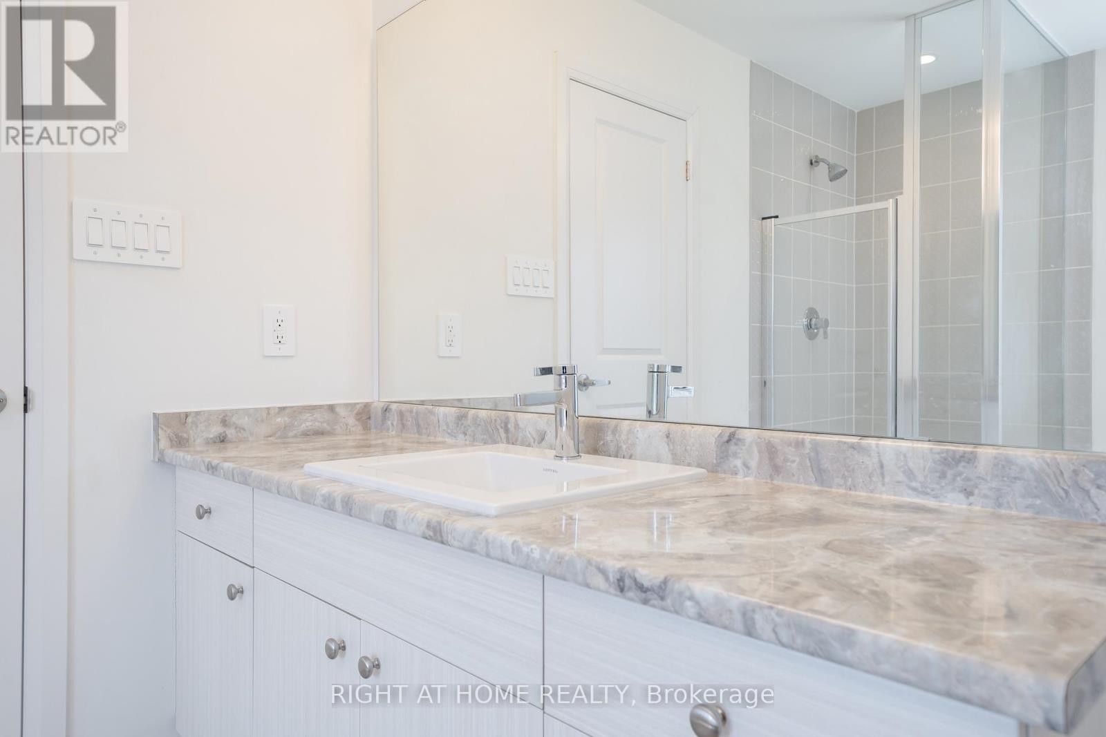 












42 COPPERHILL HEIGHTS

,
Barrie,




Ontario
L9J0K6

