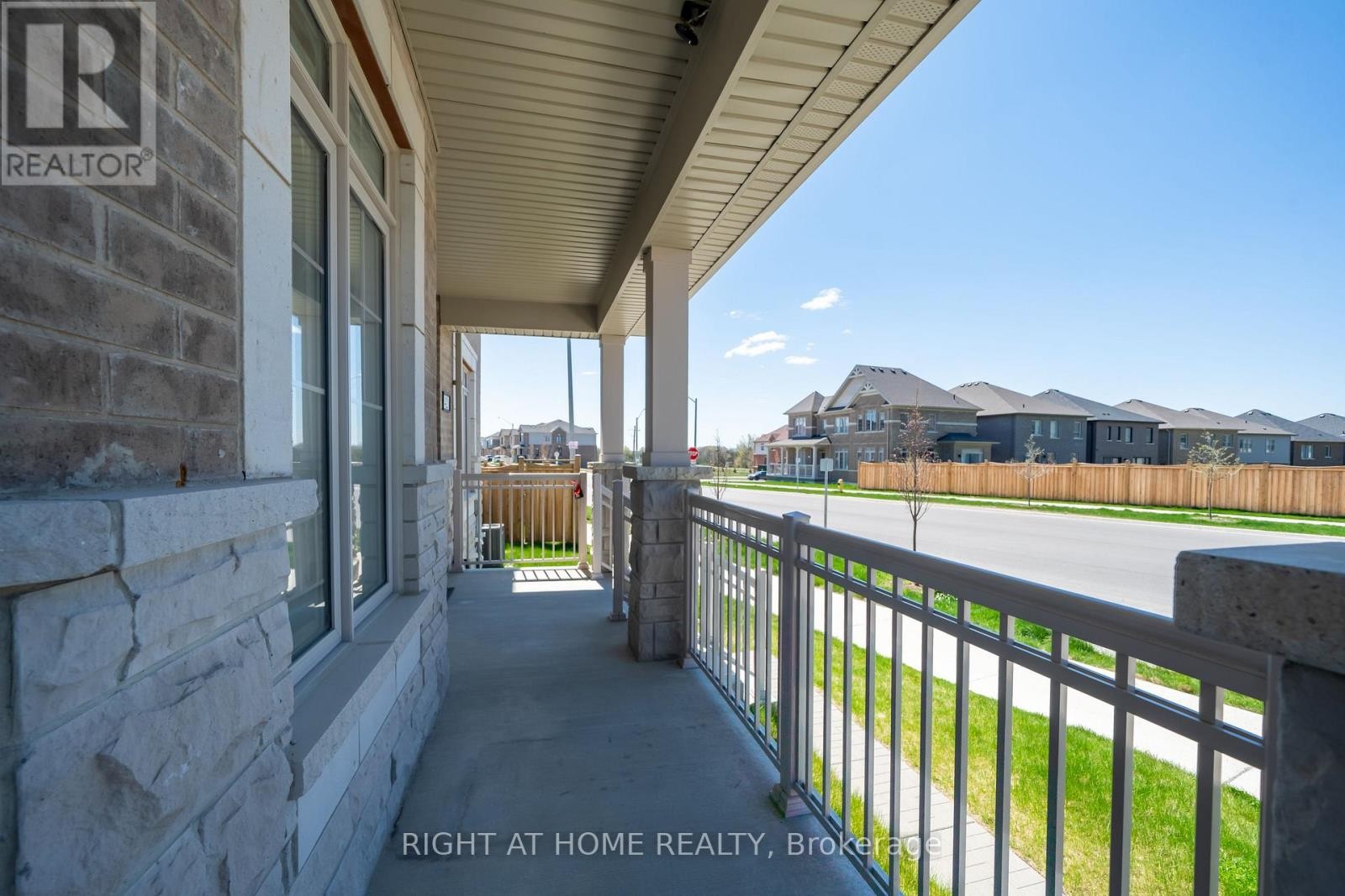












42 COPPERHILL HEIGHTS

,
Barrie,




Ontario
L9J0K6

