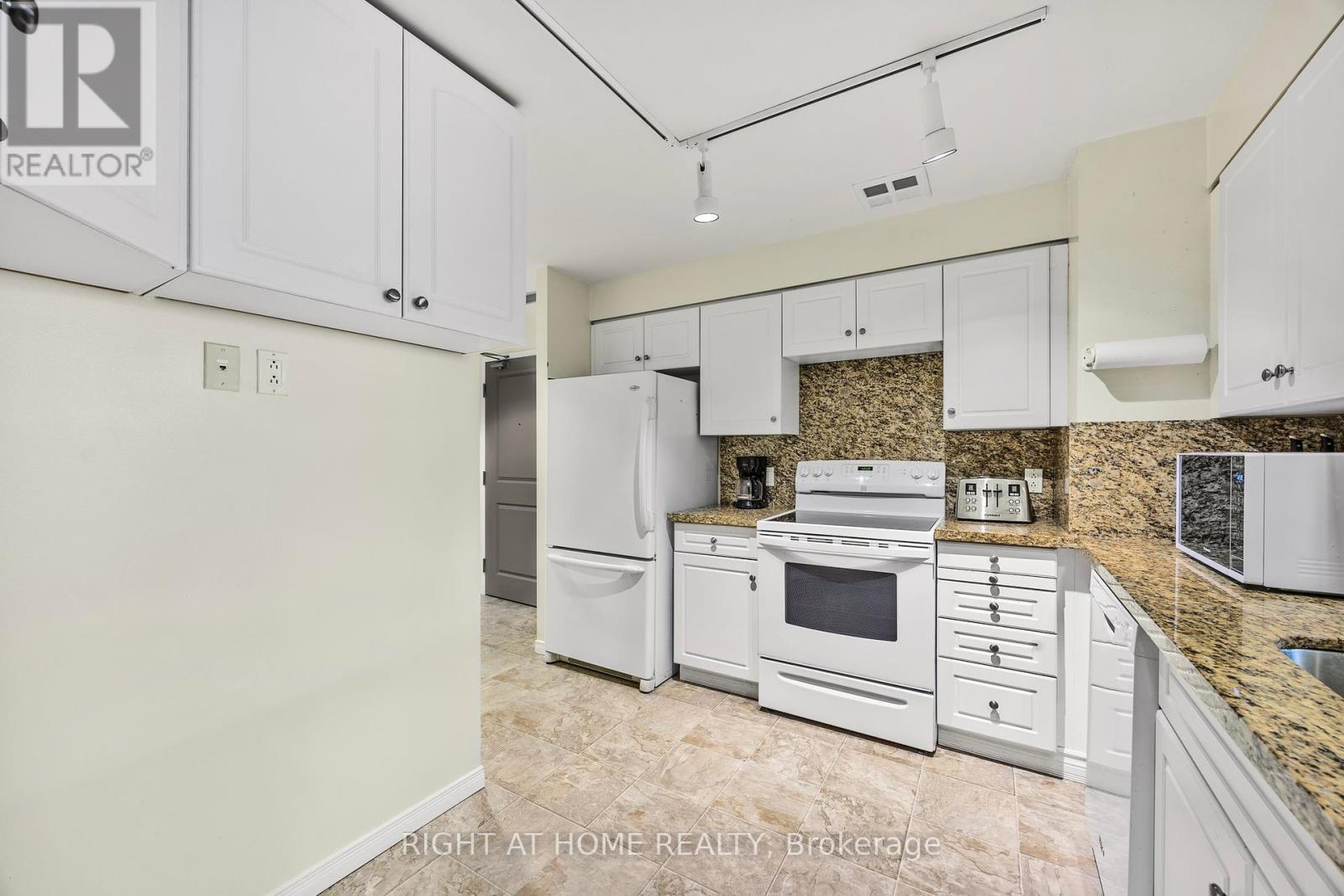 












53 - 74 ROSS STREET

,
Barrie (Queen's Park),




Ontario
L4N1G3

