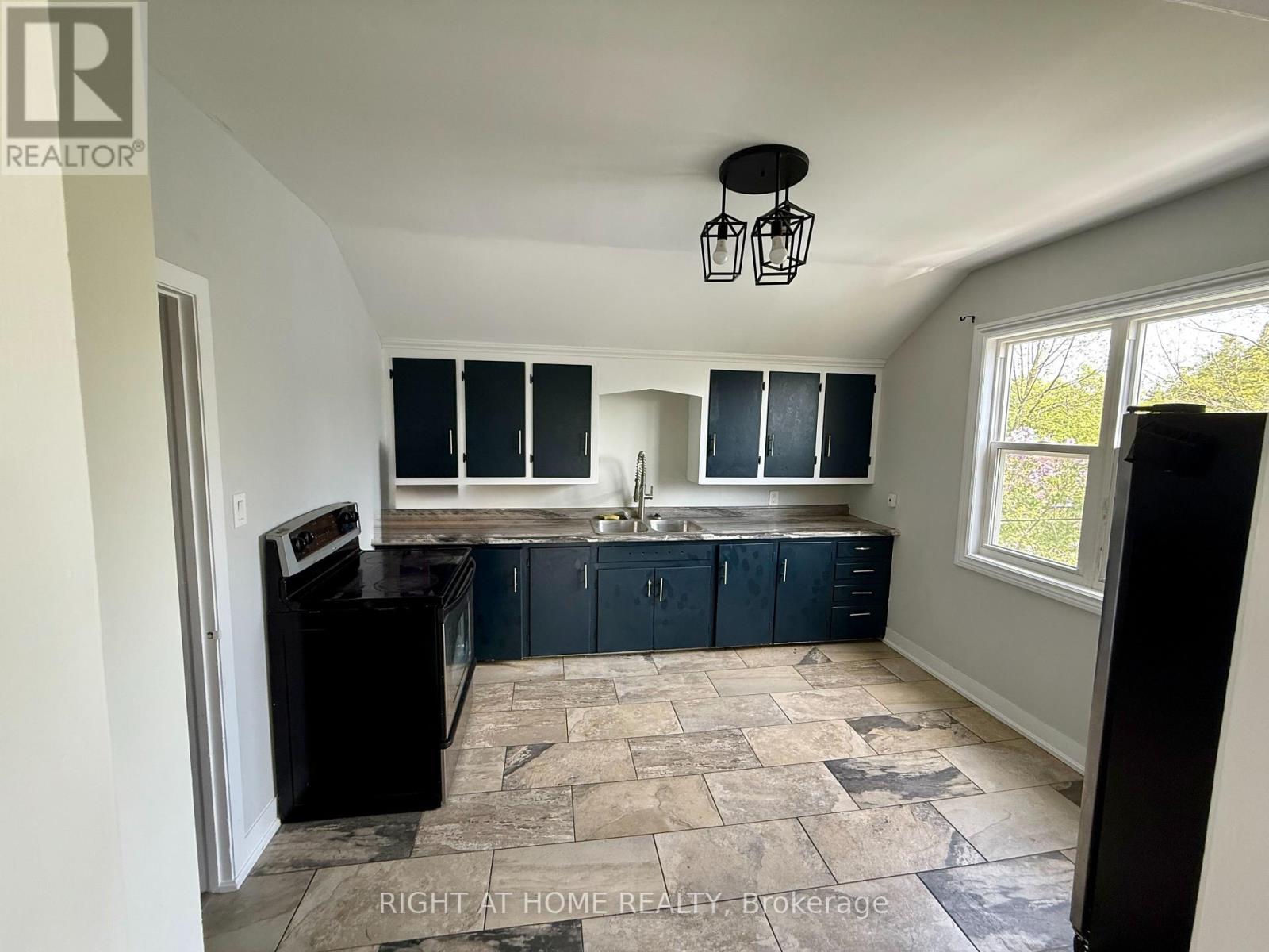 












16 DUFFERIN STREET

,
Barrie (Sanford),




Ontario
L4N2J7

