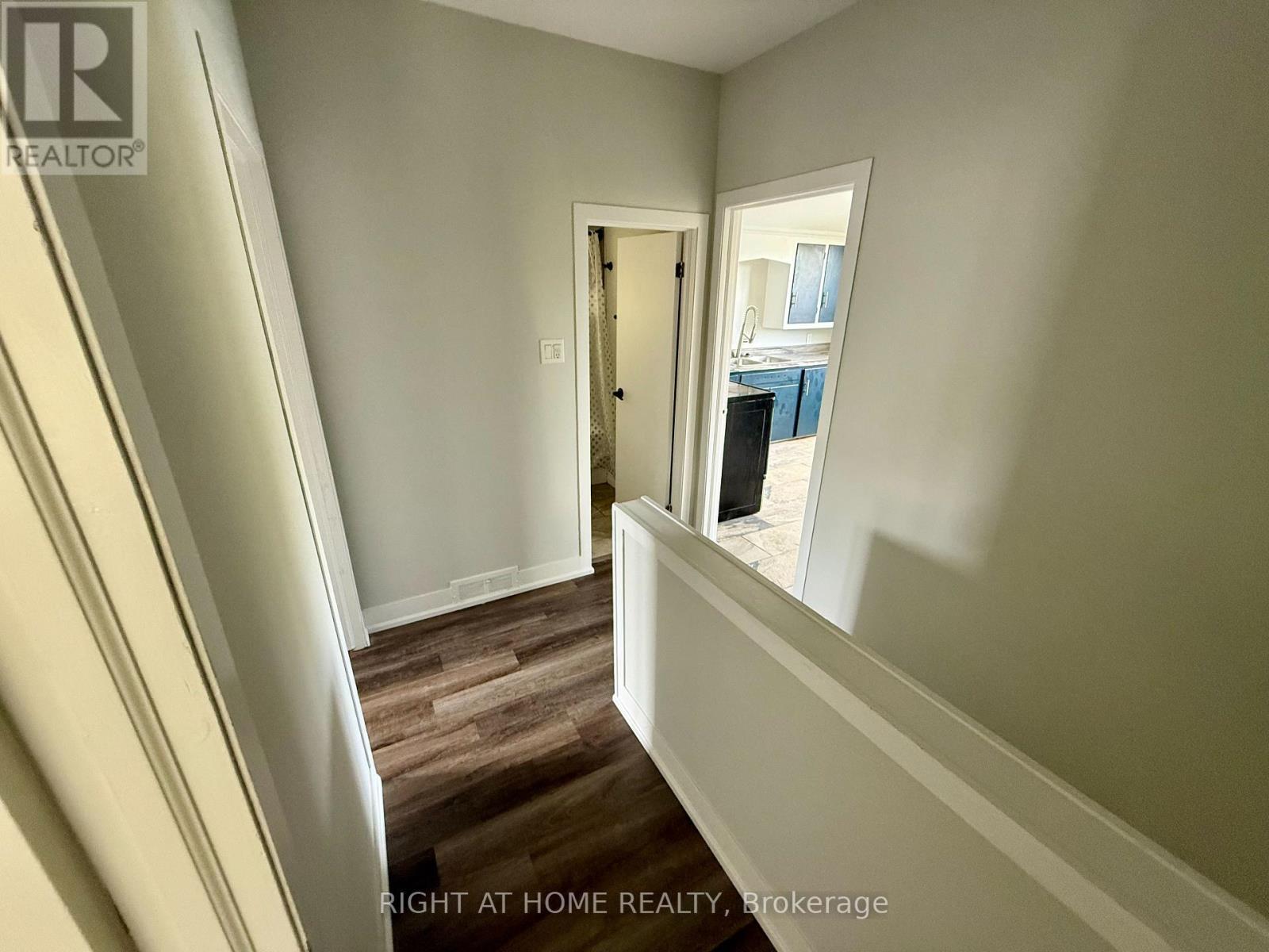 












16 DUFFERIN STREET

,
Barrie (Sanford),




Ontario
L4N2J7

