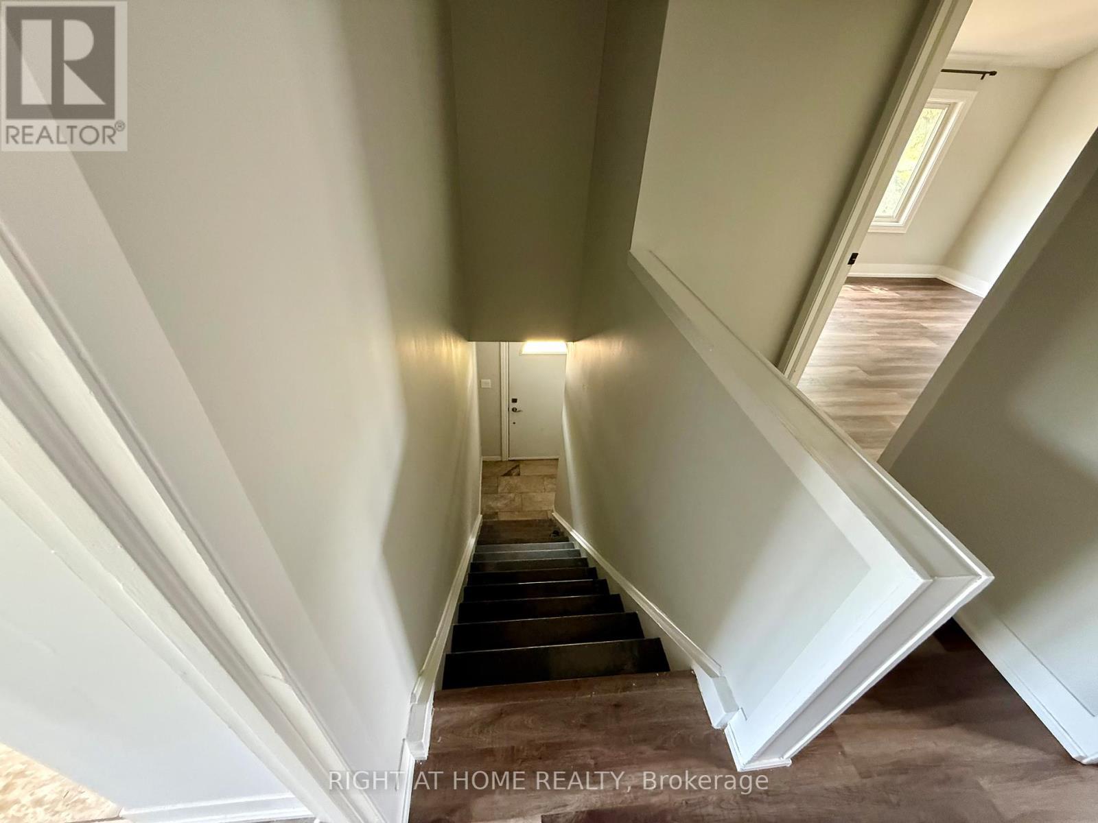 












16 DUFFERIN STREET

,
Barrie (Sanford),




Ontario
L4N2J7

