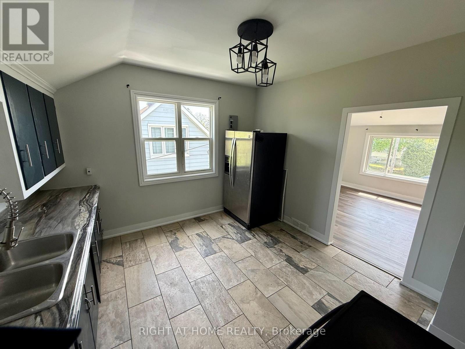 












16 DUFFERIN STREET

,
Barrie (Sanford),




Ontario
L4N2J7

