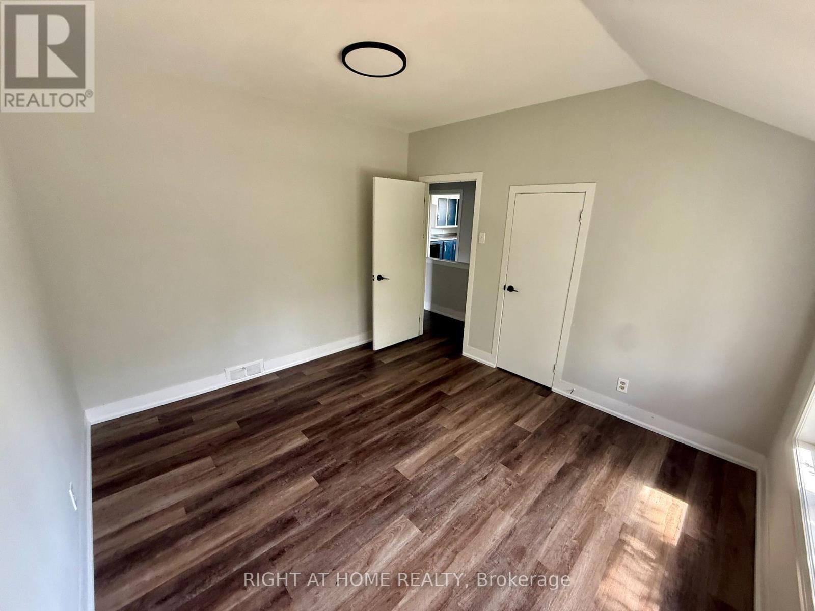 












16 DUFFERIN STREET

,
Barrie (Sanford),




Ontario
L4N2J7


