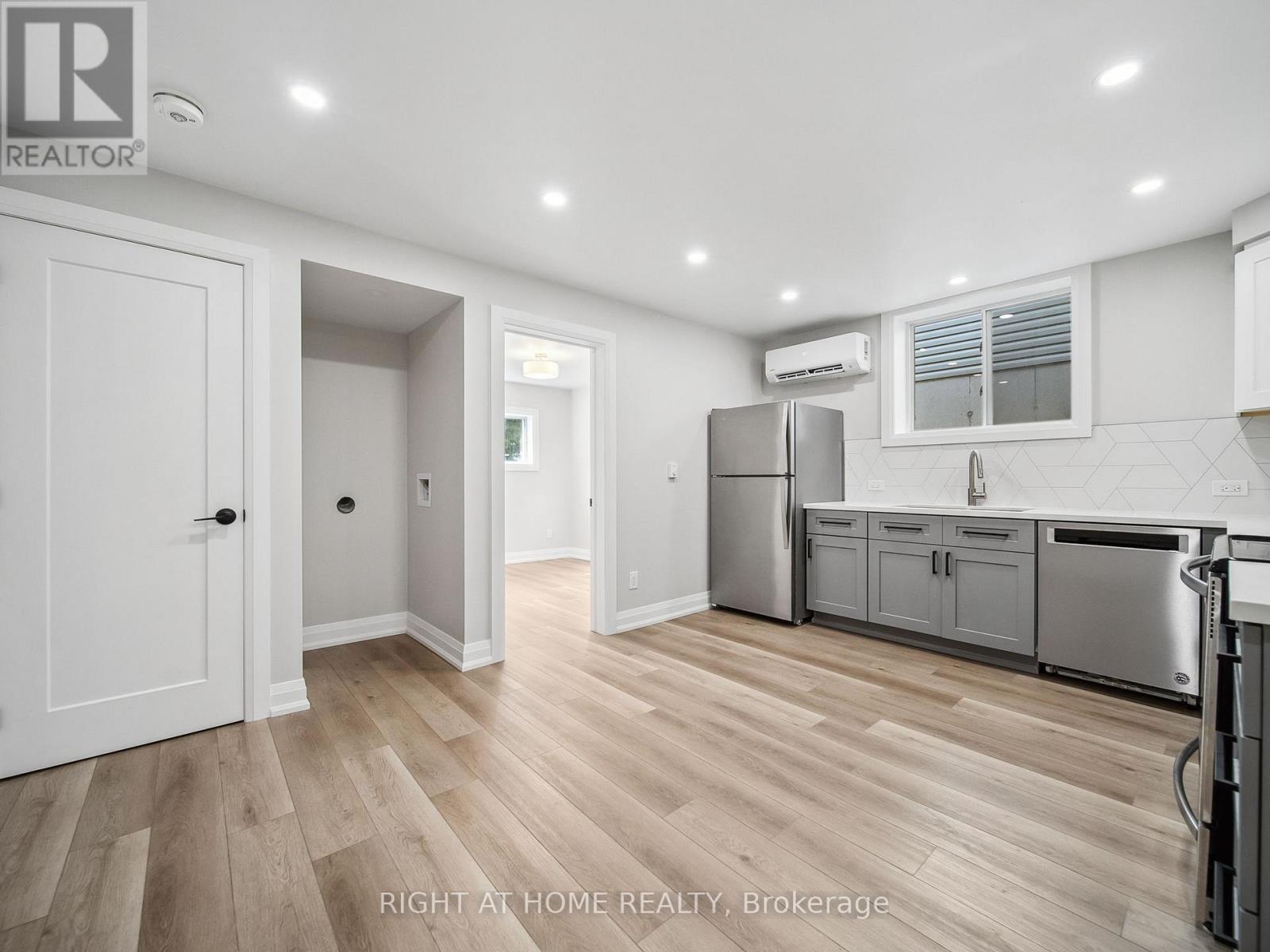 












14 CHRISTINE -LOWER PLACE

,
Orillia,




Ontario
L3V7P1

