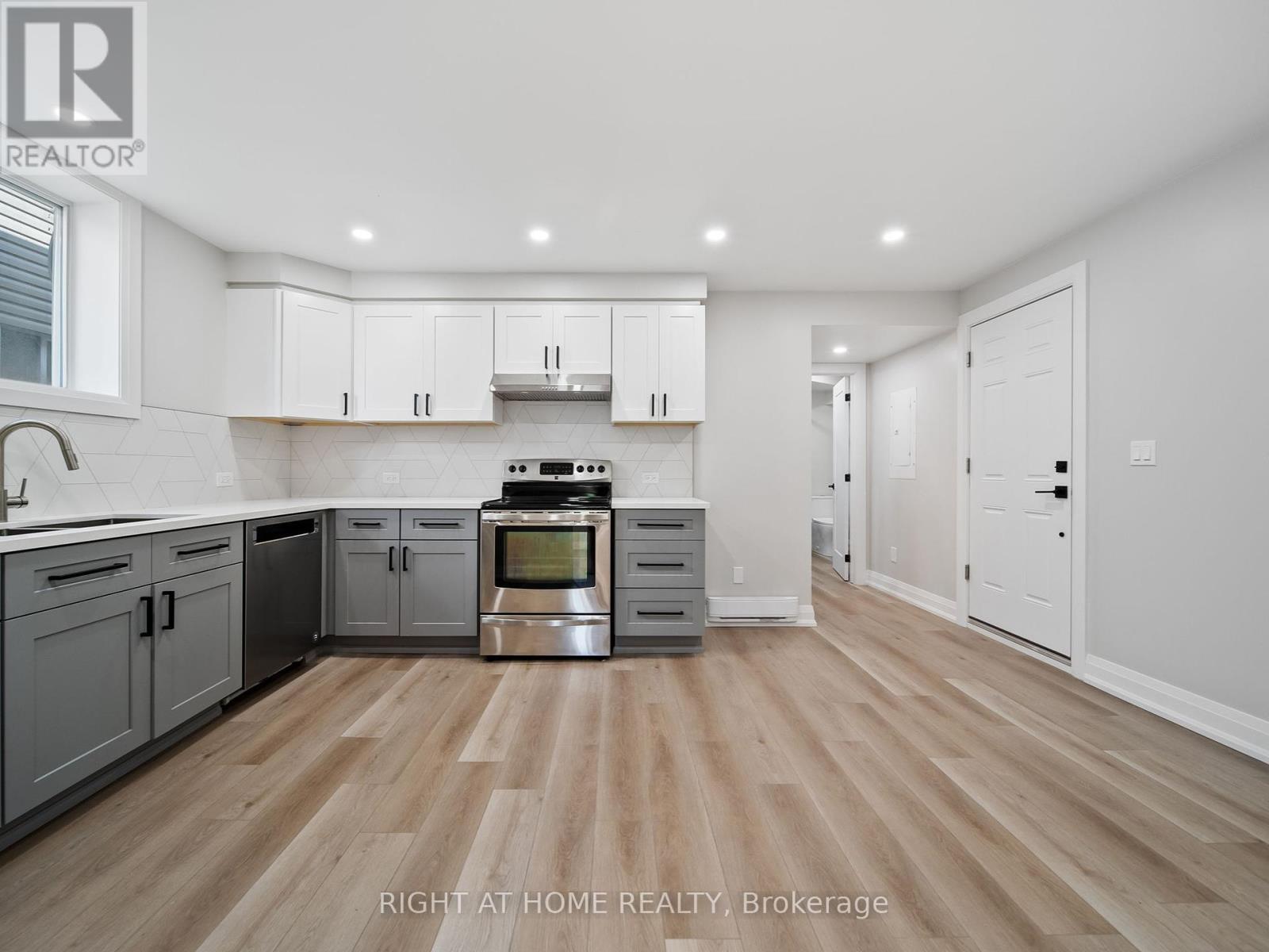 












14 CHRISTINE -LOWER PLACE

,
Orillia,




Ontario
L3V7P1

