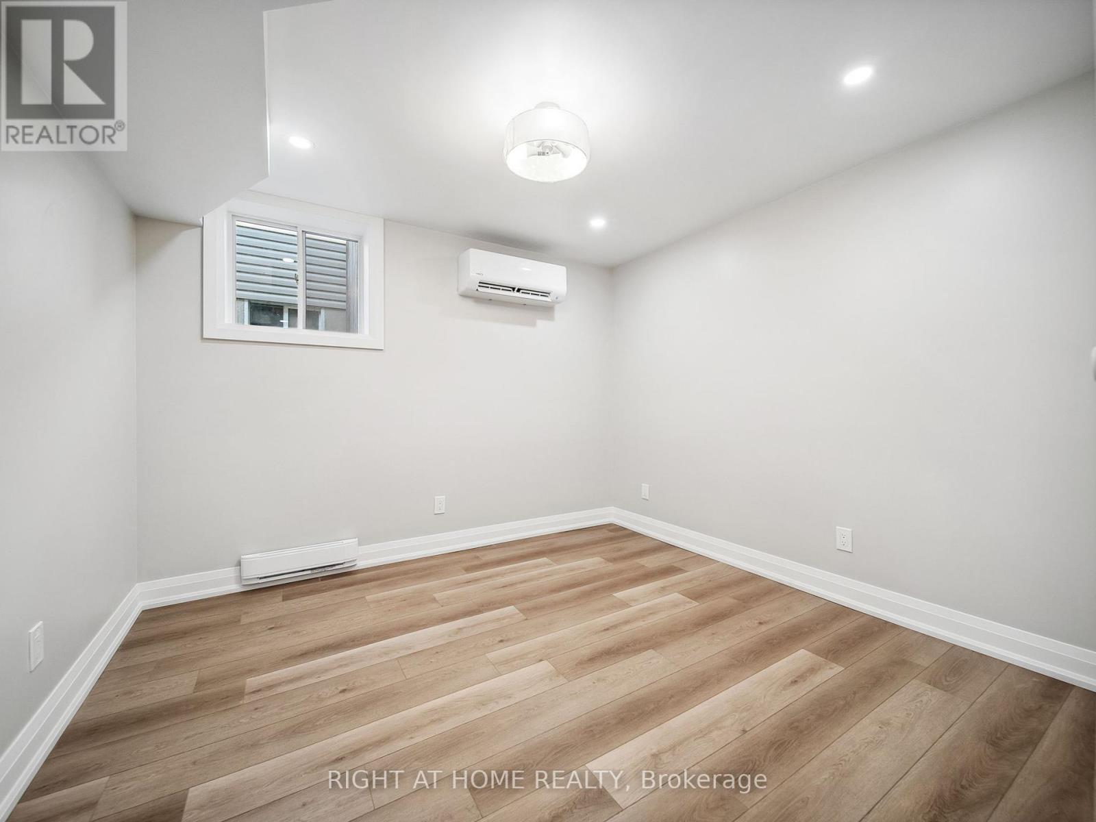 












14 CHRISTINE -LOWER PLACE

,
Orillia,




Ontario
L3V7P1

