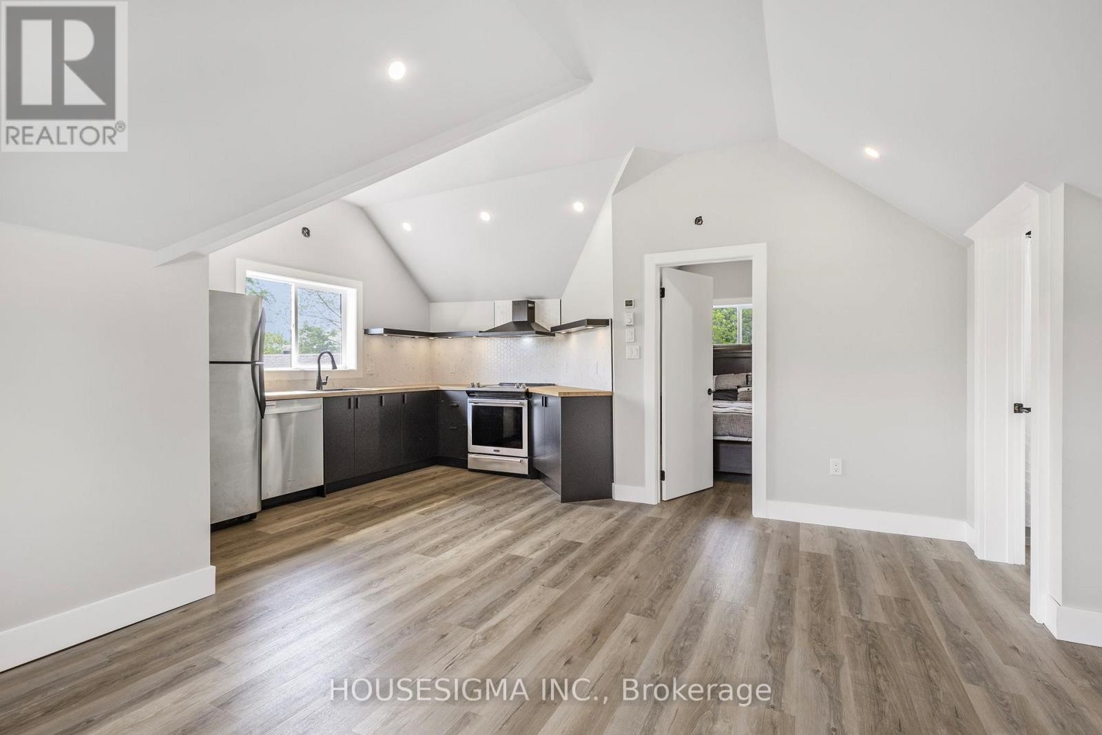 












452 HANNAH STREET

,
Midland,




Ontario
L4R2G7


