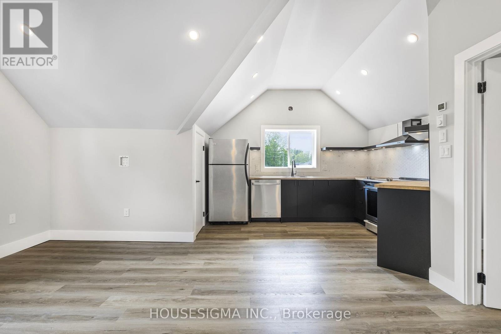 












452 HANNAH STREET

,
Midland,




Ontario
L4R2G7


