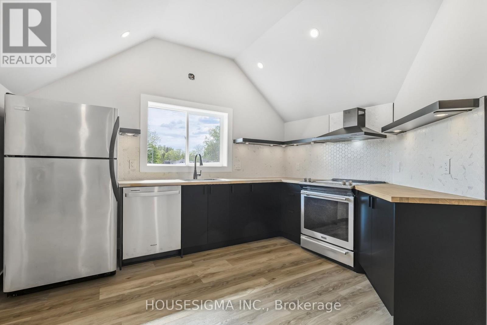 












452 HANNAH STREET

,
Midland,




Ontario
L4R2G7

