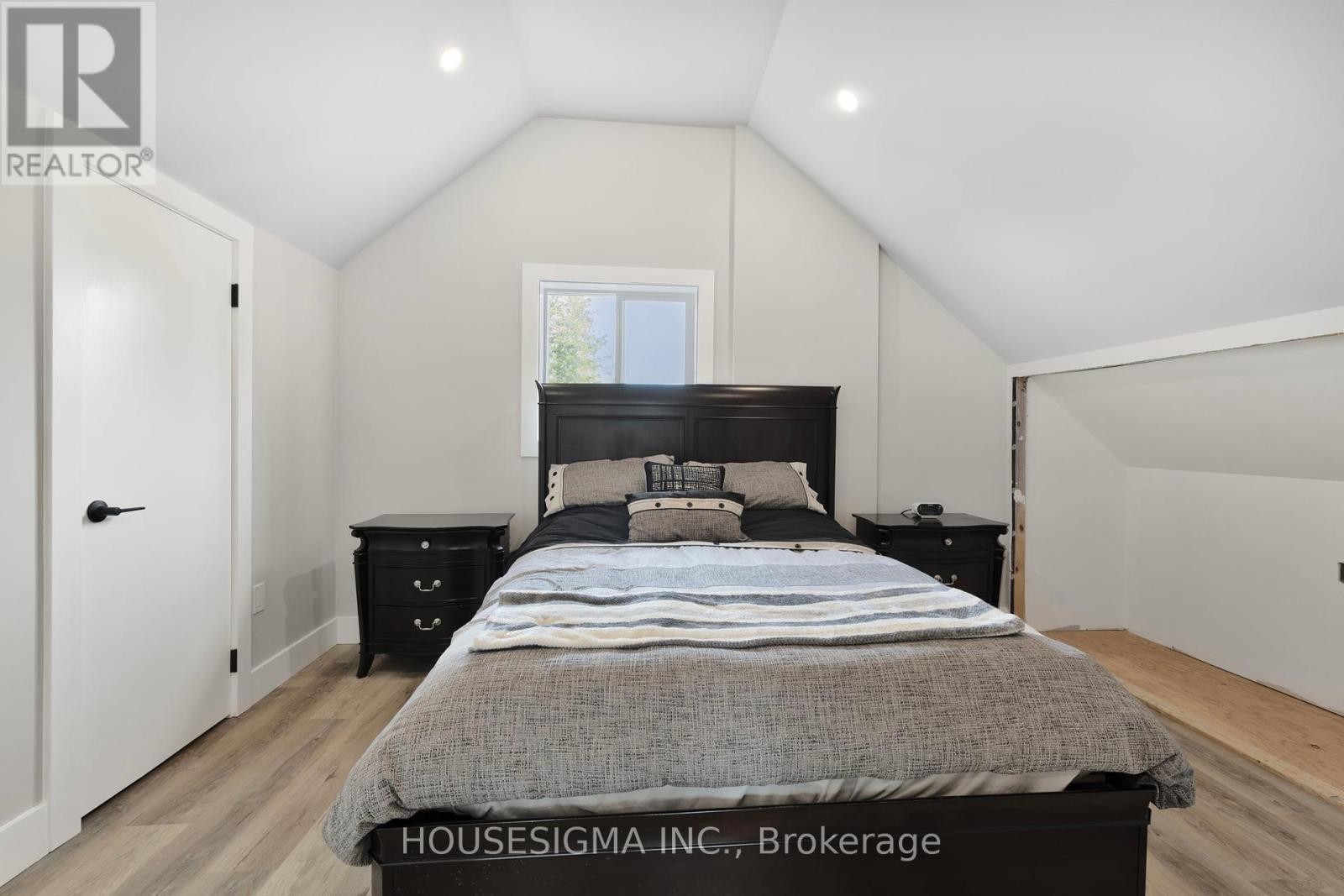 












452 HANNAH STREET

,
Midland,




Ontario
L4R2G7

