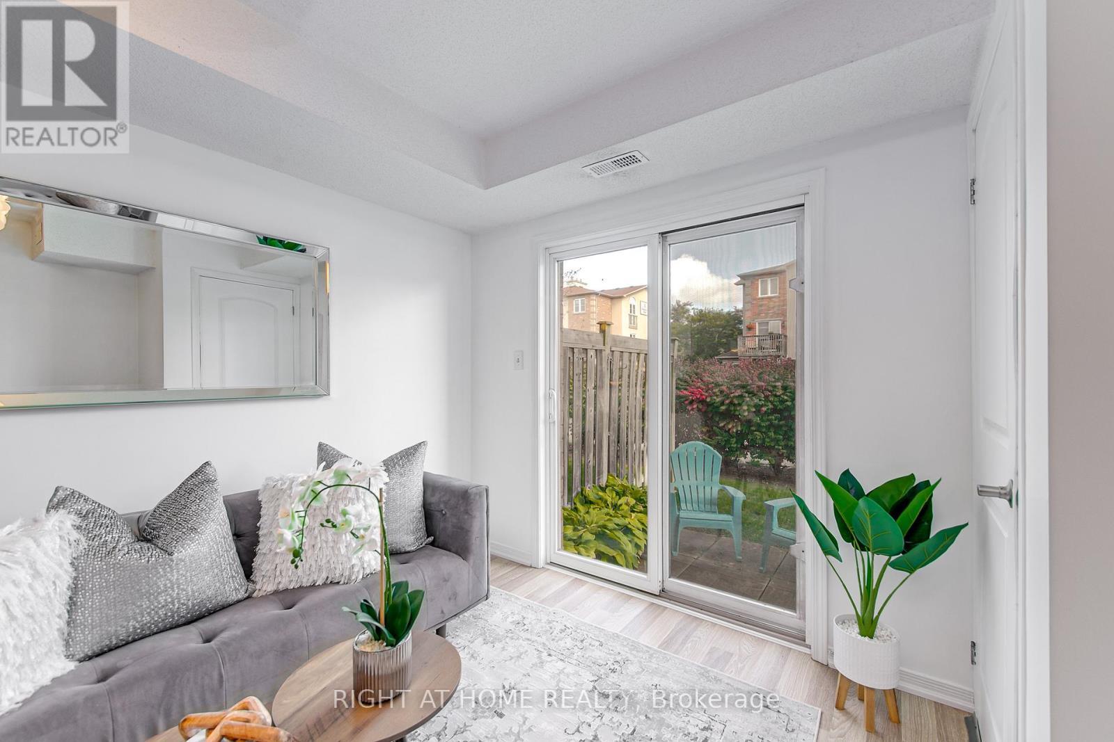 












5 - 17 CHELTENHAM ROAD

,
Barrie (Georgian Drive),




Ontario
L4M0E7

