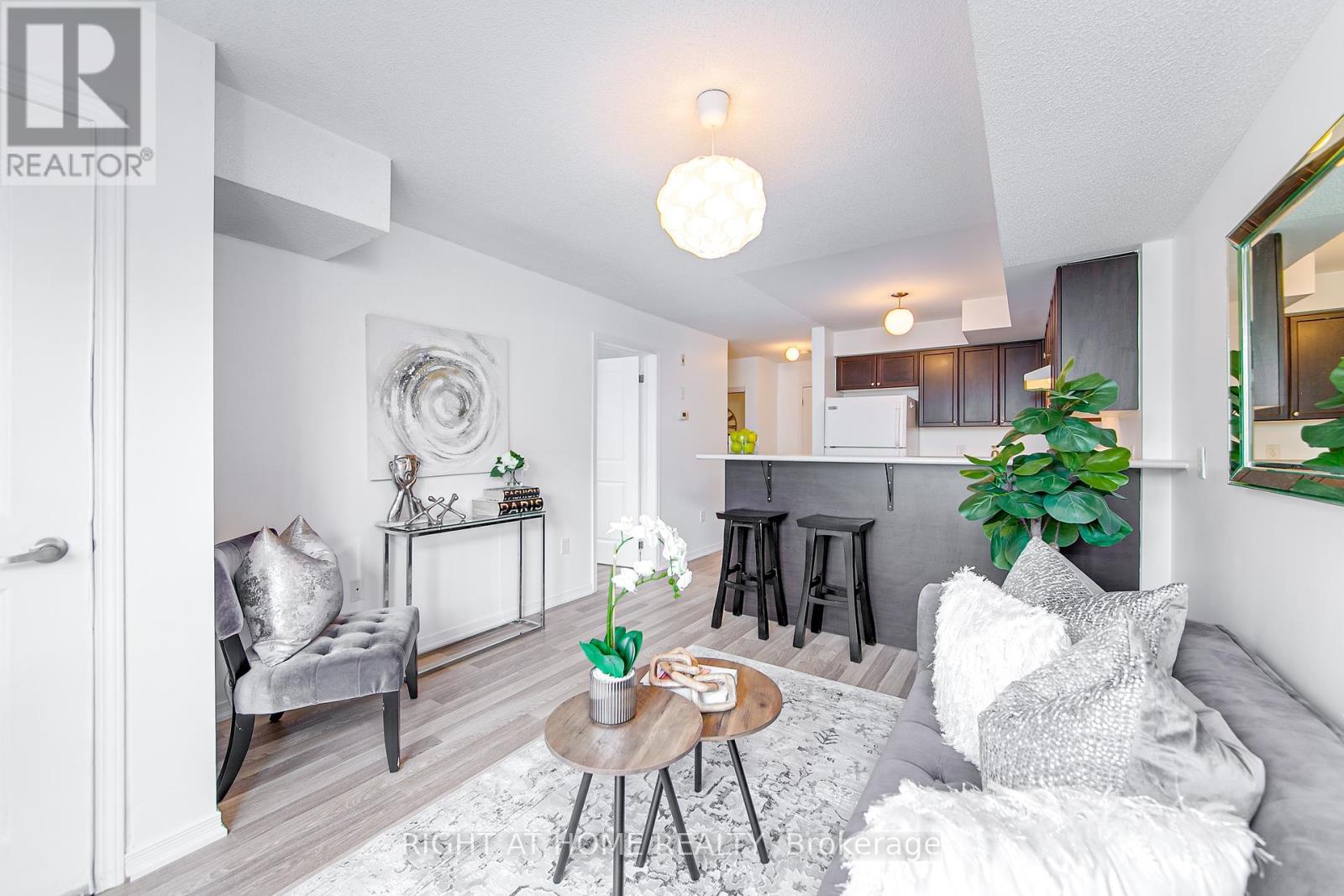 












5 - 17 CHELTENHAM ROAD

,
Barrie (Georgian Drive),




Ontario
L4M0E7

