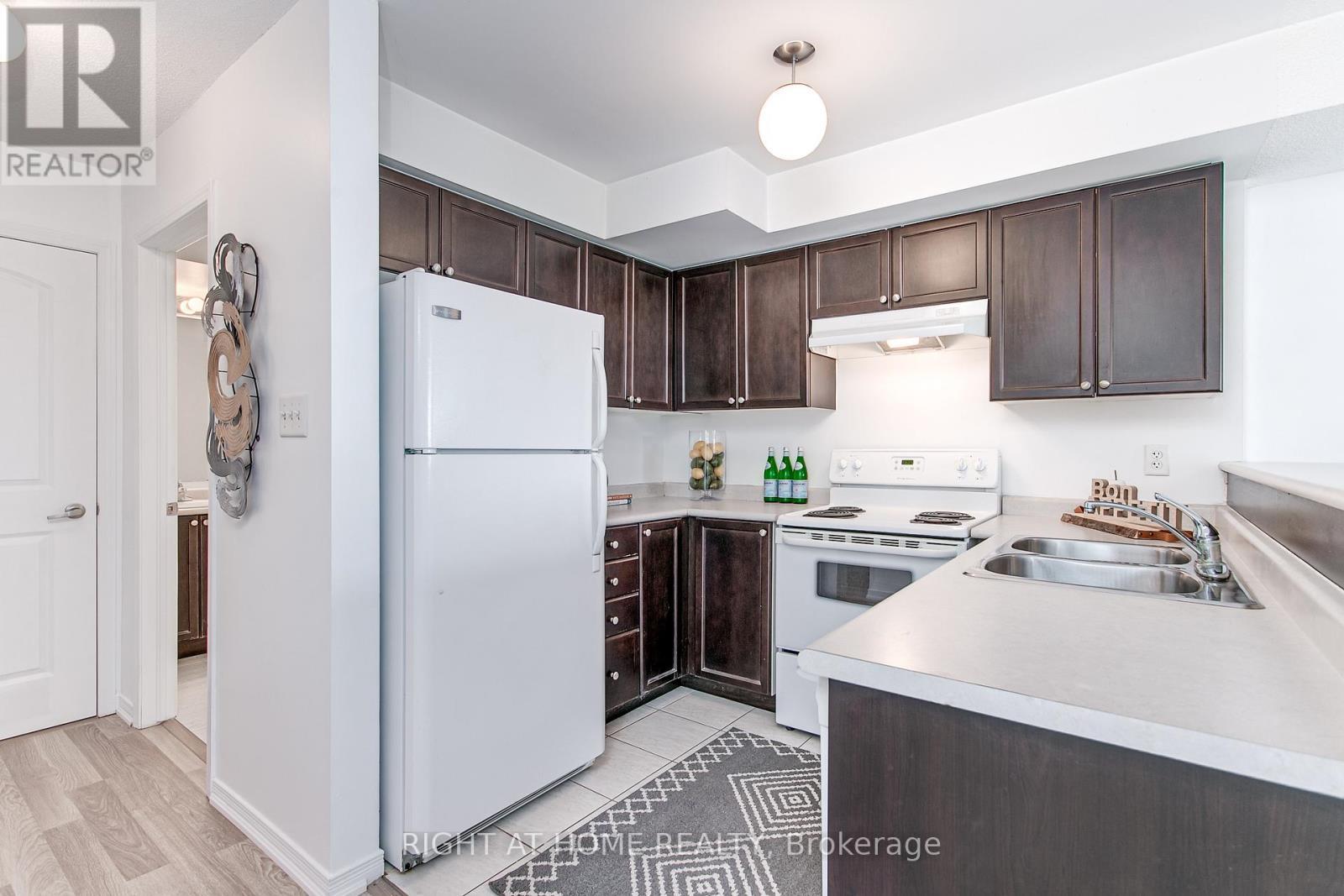 












5 - 17 CHELTENHAM ROAD

,
Barrie (Georgian Drive),




Ontario
L4M0E7

